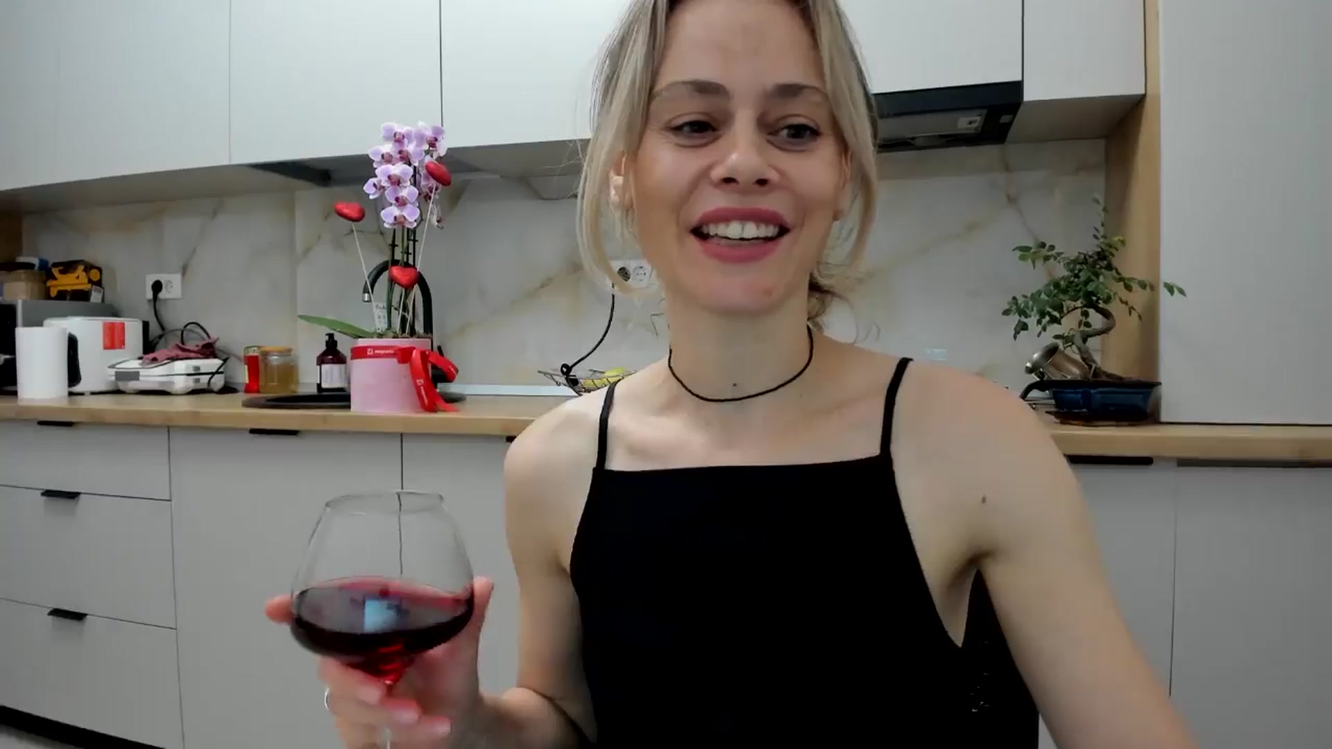 Gallery image thumbnail from DebbyPaige's myfreecams stream on, 06/27/2024, 20:03 image 8 of 20