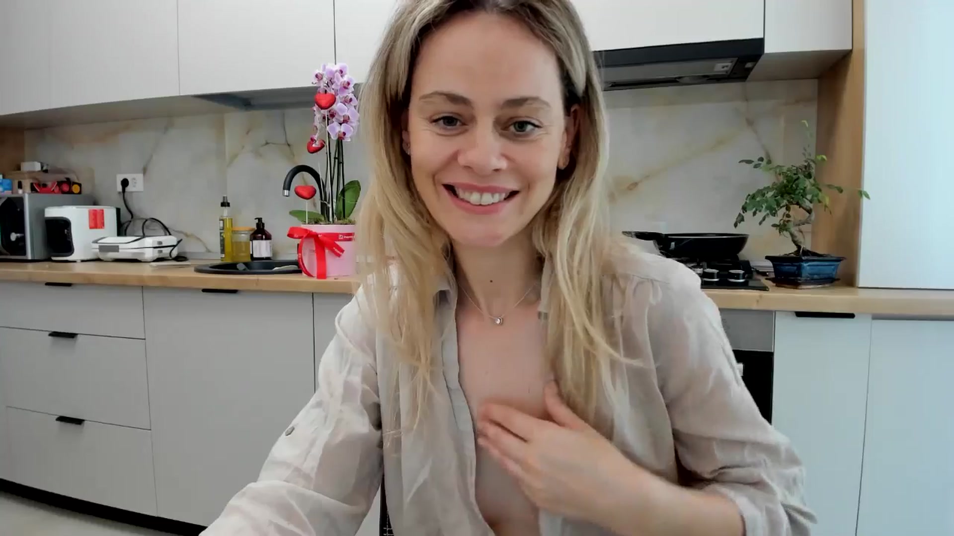 Gallery image thumbnail from DebbyPaige's myfreecams stream on, 06/30/2024, 16:19 image 20 of 20