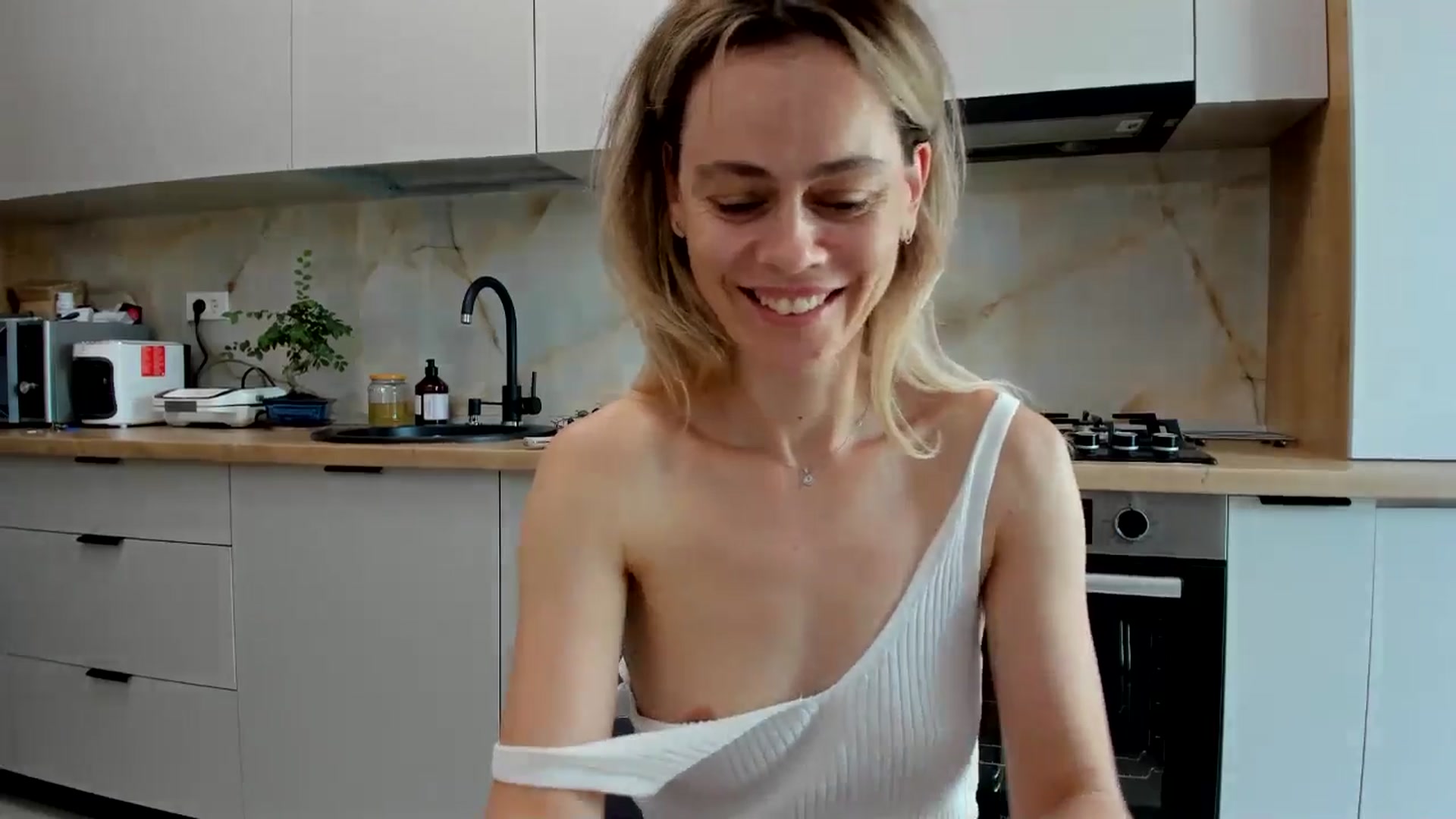 Gallery image thumbnail from DebbyPaige's myfreecams stream on, 07/12/2024, 09:42 image 6 of 20