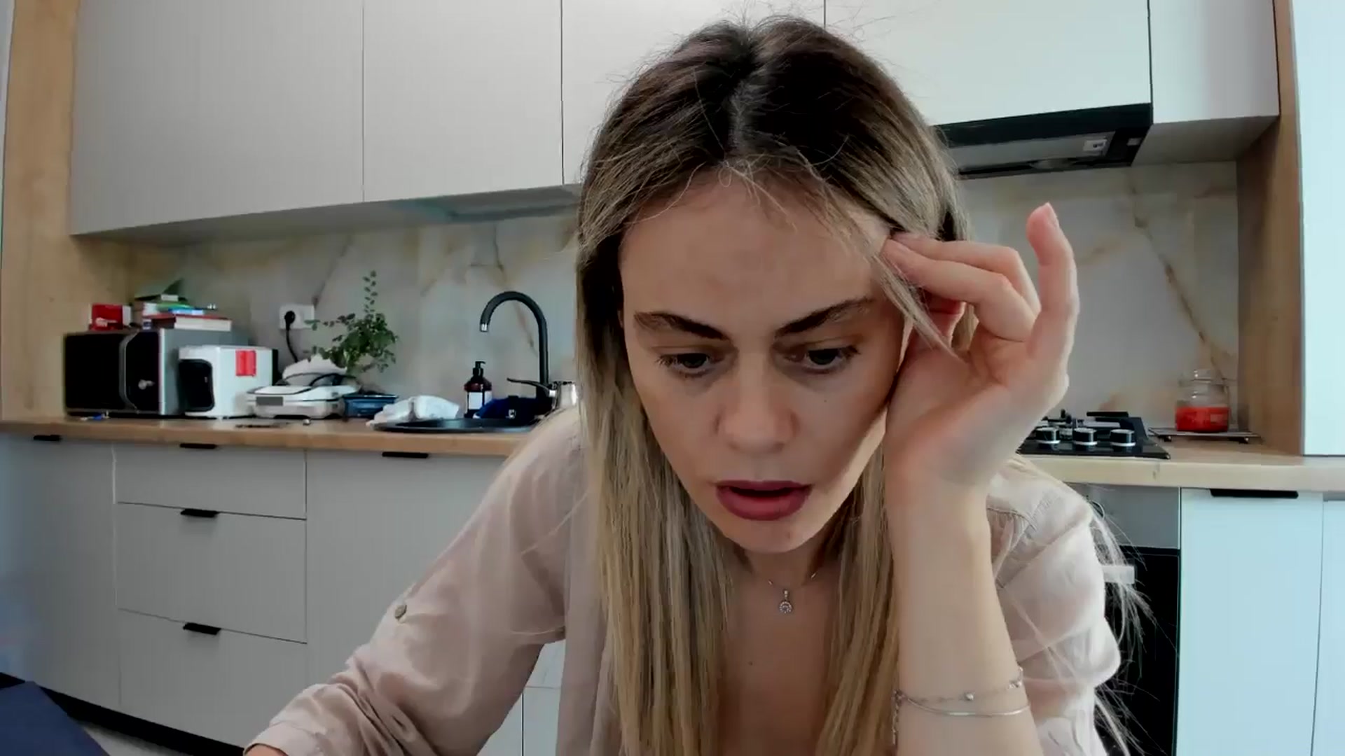Gallery image thumbnail from DebbyPaige's myfreecams stream on, 07/18/2024, 08:32 image 18 of 20