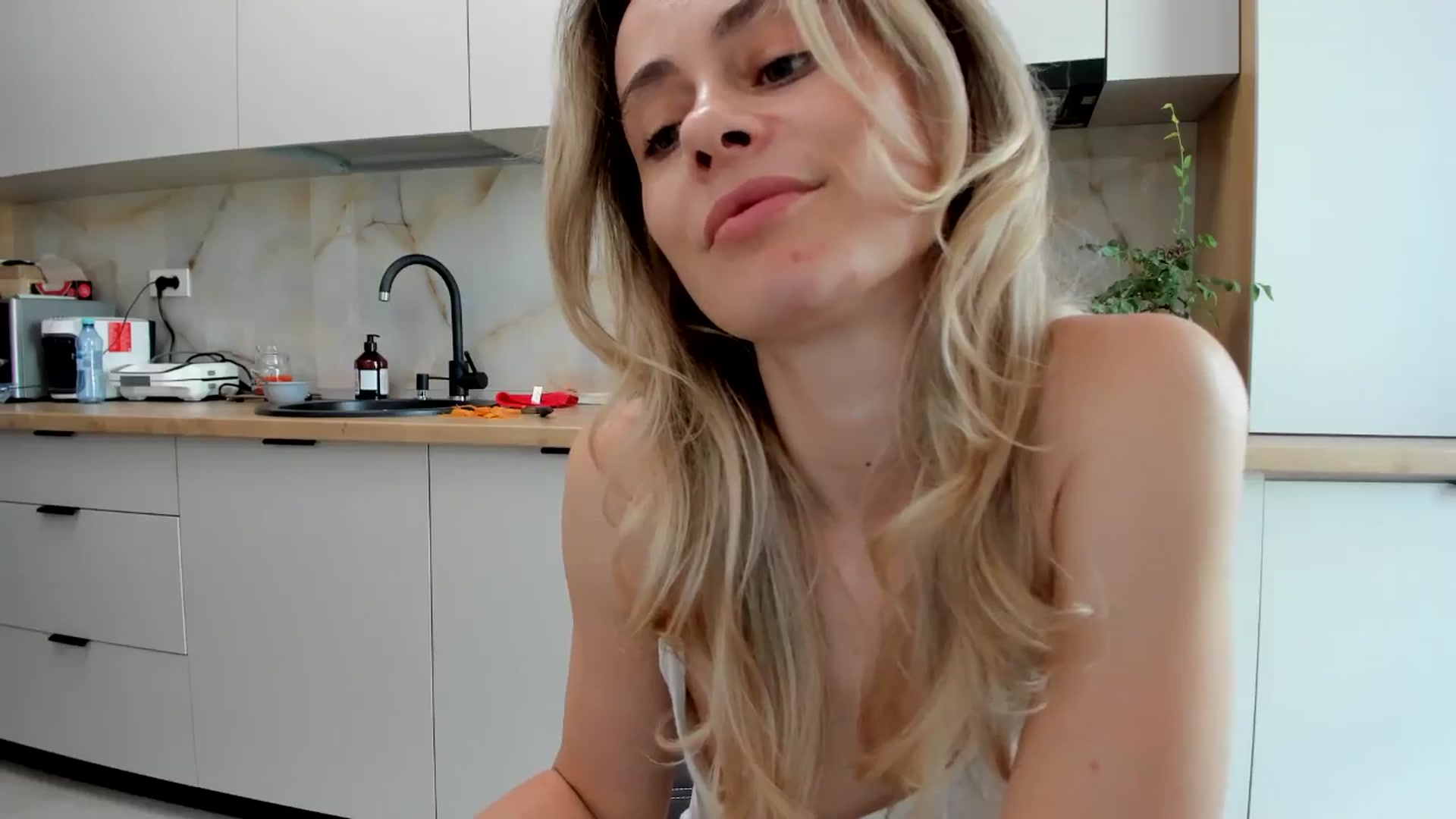 Gallery image thumbnail from DebbyPaige's myfreecams stream on, 07/23/2024, 13:17 image 16 of 20