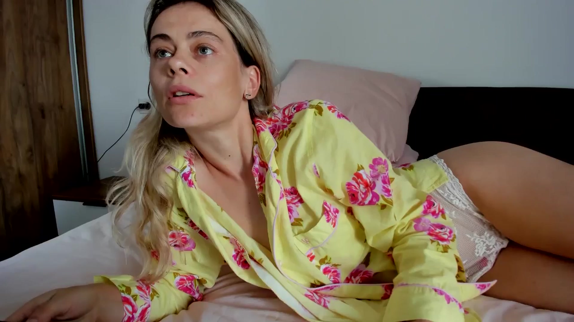 Gallery image thumbnail from DebbyPaige's myfreecams stream on, 07/25/2024, 09:09 image 18 of 20