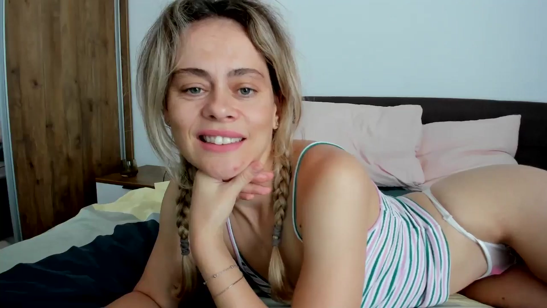 Gallery image thumbnail from DebbyPaige's myfreecams stream on, 07/26/2024, 08:30 image 12 of 20