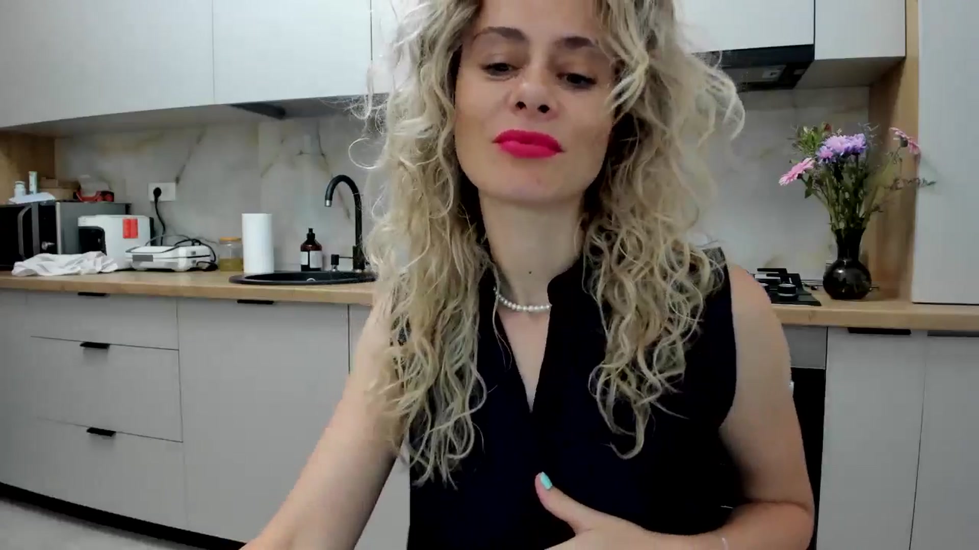 Gallery image thumbnail from DebbyPaige's myfreecams stream on, 07/30/2024, 21:26 image 15 of 20