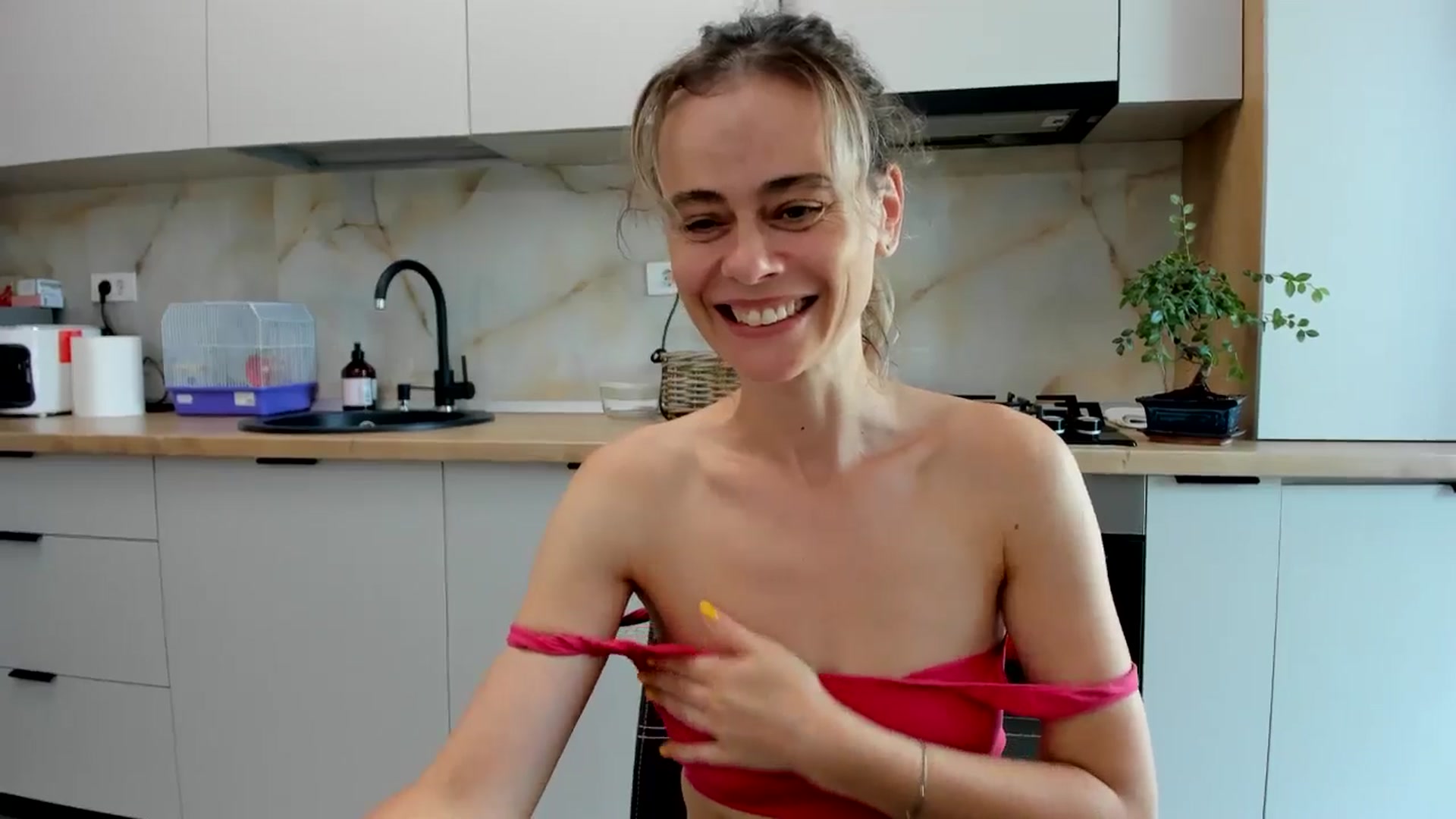 Gallery image thumbnail from DebbyPaige's myfreecams stream on, 08/23/2024, 09:24 image 13 of 20