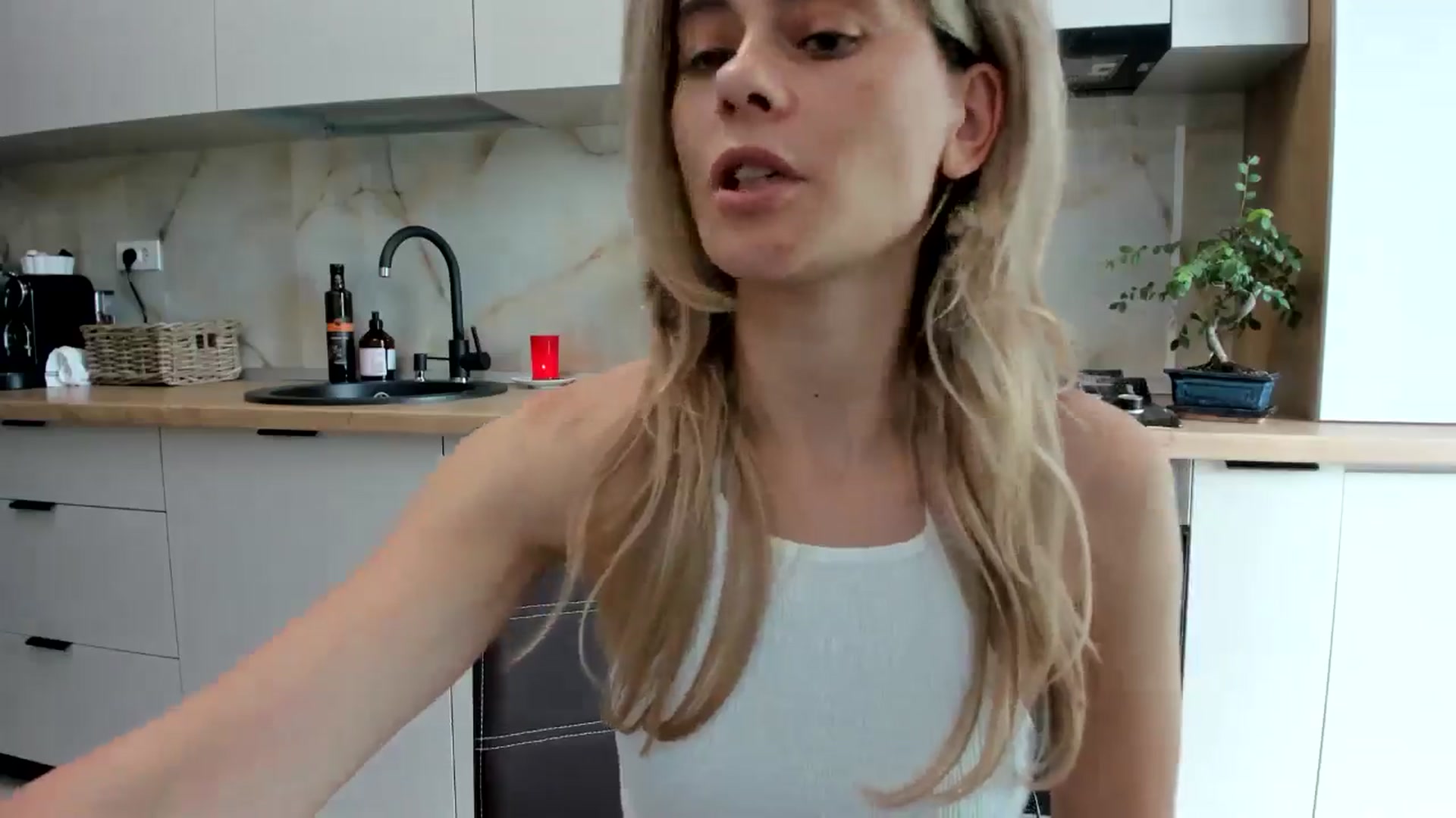 Gallery image thumbnail from DebbyPaige's myfreecams stream on, 08/30/2024, 10:53 image 11 of 20