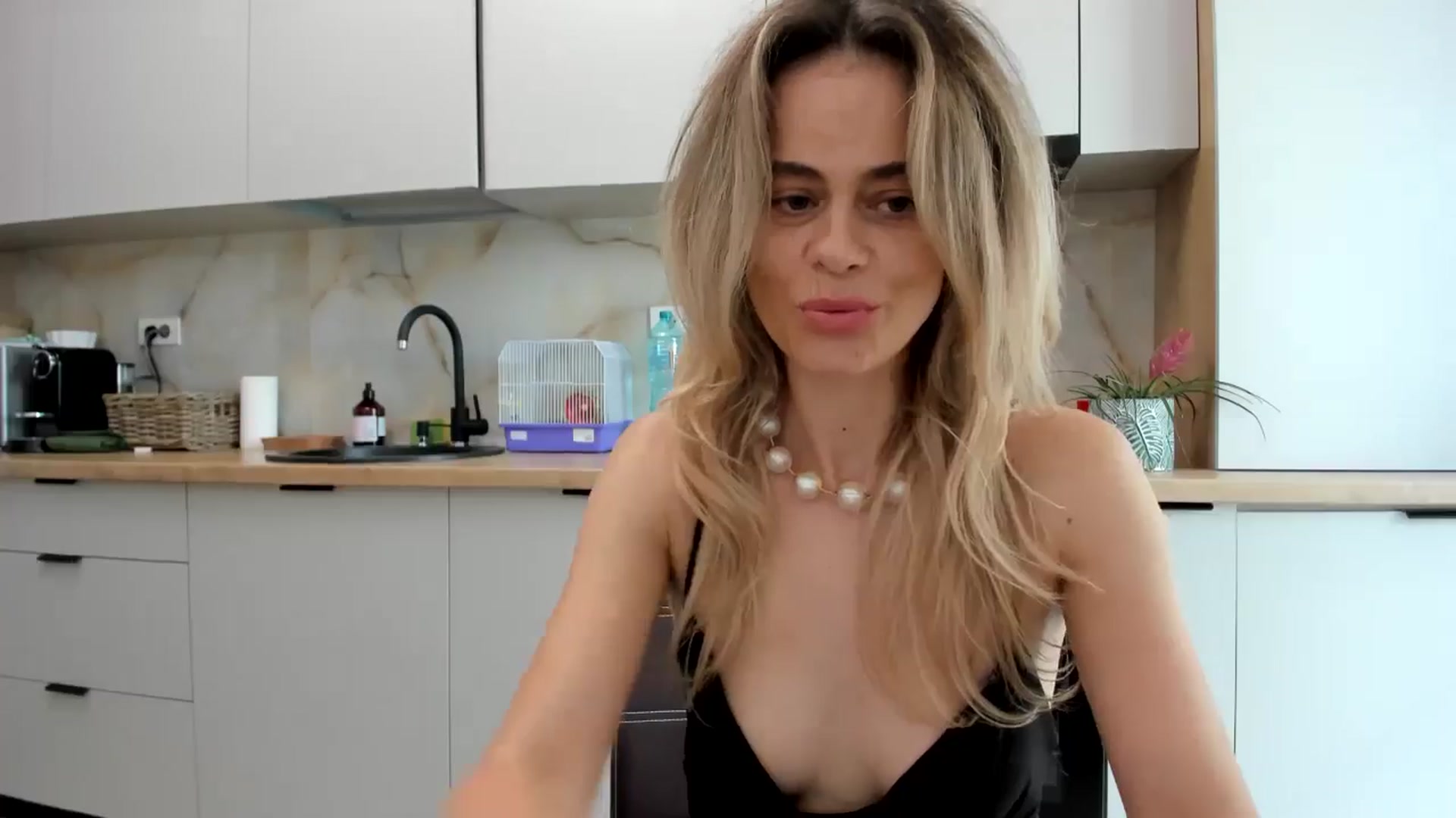 Gallery image thumbnail from DebbyPaige's myfreecams stream on, 09/02/2024, 10:02 image 7 of 20