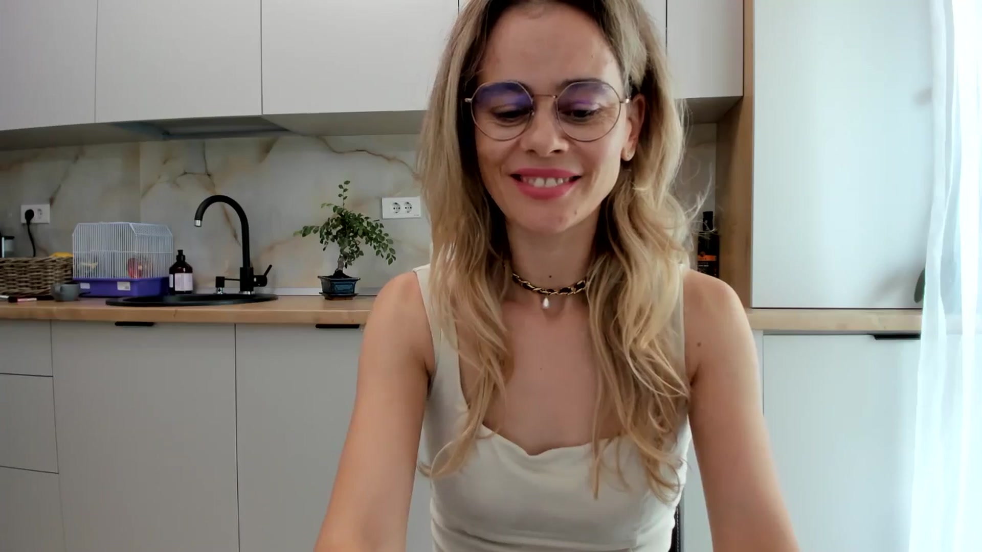 Gallery image thumbnail from DebbyPaige's myfreecams stream on, 09/06/2024, 10:32 image 10 of 20