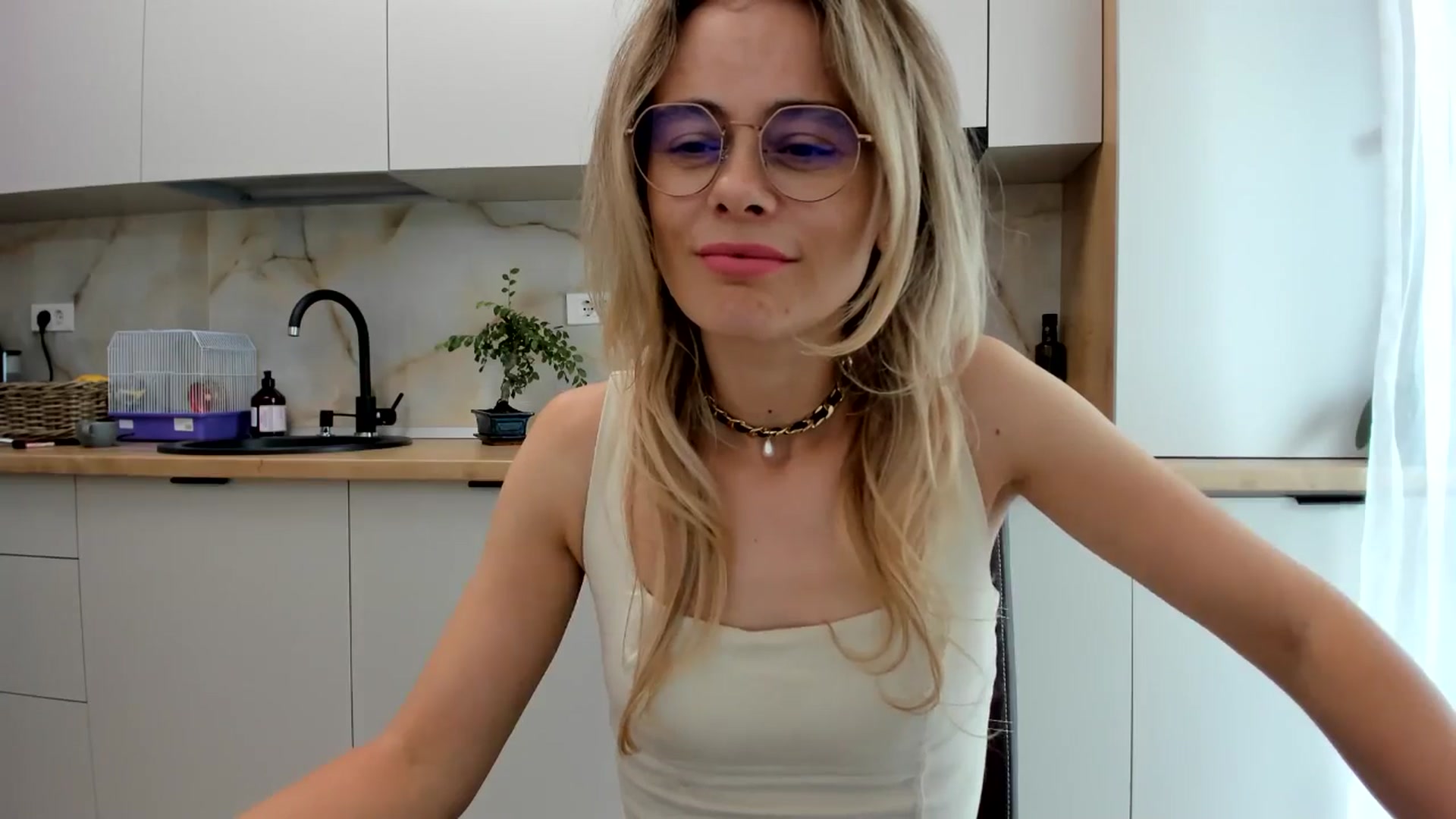 Gallery image thumbnail from DebbyPaige's myfreecams stream on, 09/06/2024, 10:32 image 16 of 20