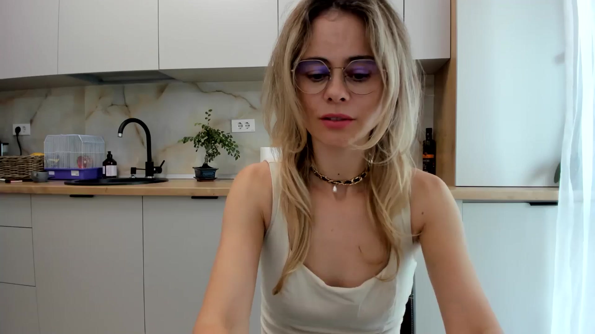 Gallery image thumbnail from DebbyPaige's myfreecams stream on, 09/06/2024, 10:32 image 17 of 20