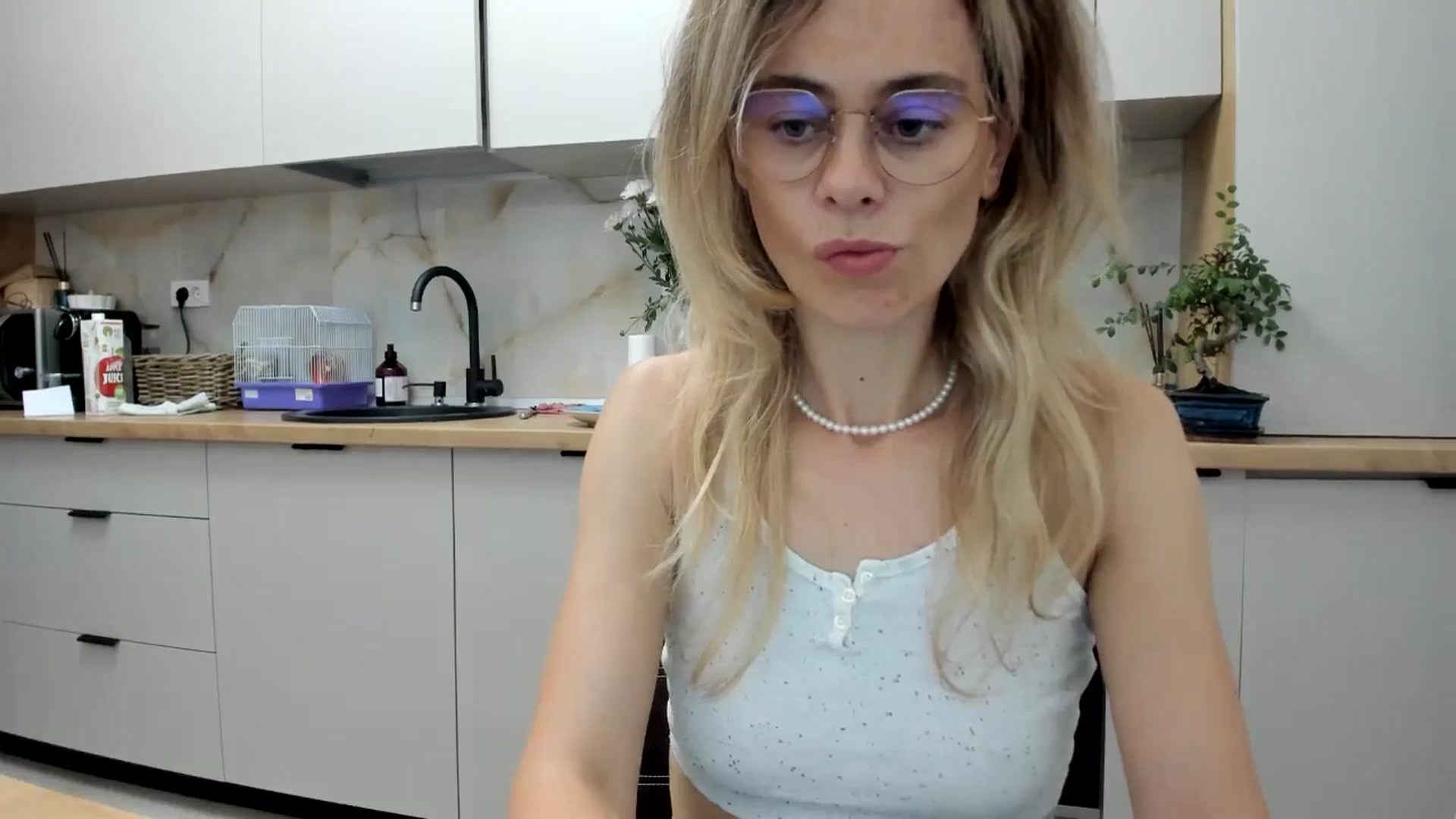 Gallery image thumbnail from DebbyPaige's myfreecams stream on, 09/10/2024, 19:59 image 19 of 20