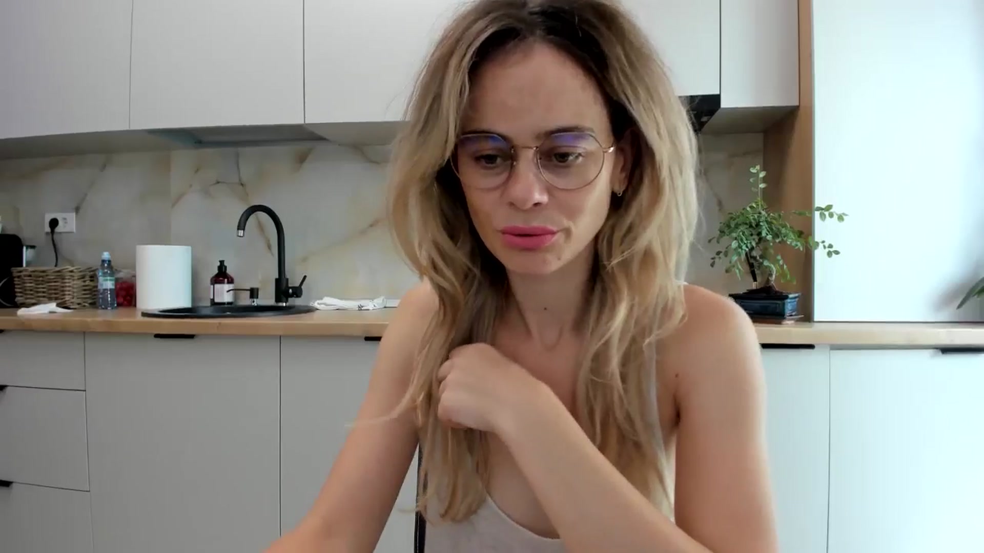 Gallery image thumbnail from DebbyPaige's myfreecams stream on, 09/13/2024, 09:38 image 3 of 20