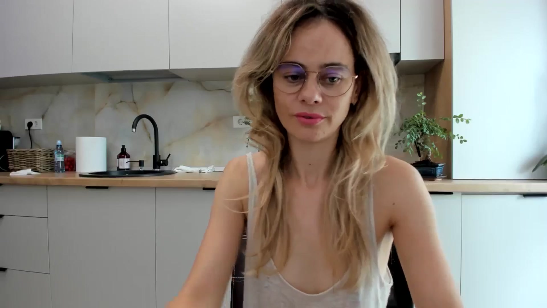 Gallery image thumbnail from DebbyPaige's myfreecams stream on, 09/13/2024, 09:38 image 4 of 20