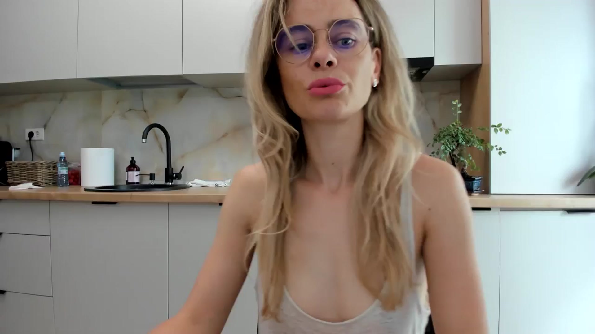 Gallery image thumbnail from DebbyPaige's myfreecams stream on, 09/13/2024, 09:38 image 1 of 20