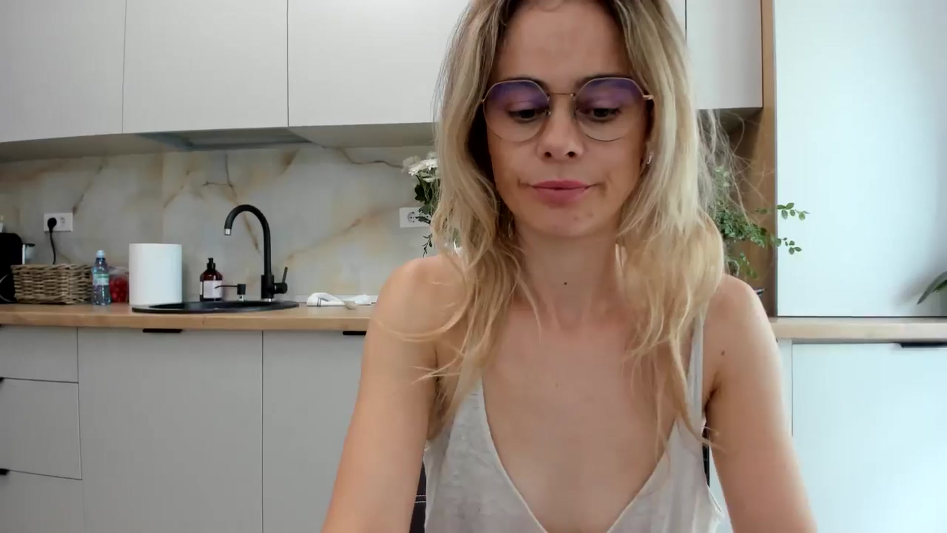 Gallery image thumbnail from DebbyPaige's myfreecams stream on, 09/13/2024, 10:13 image 7 of 20