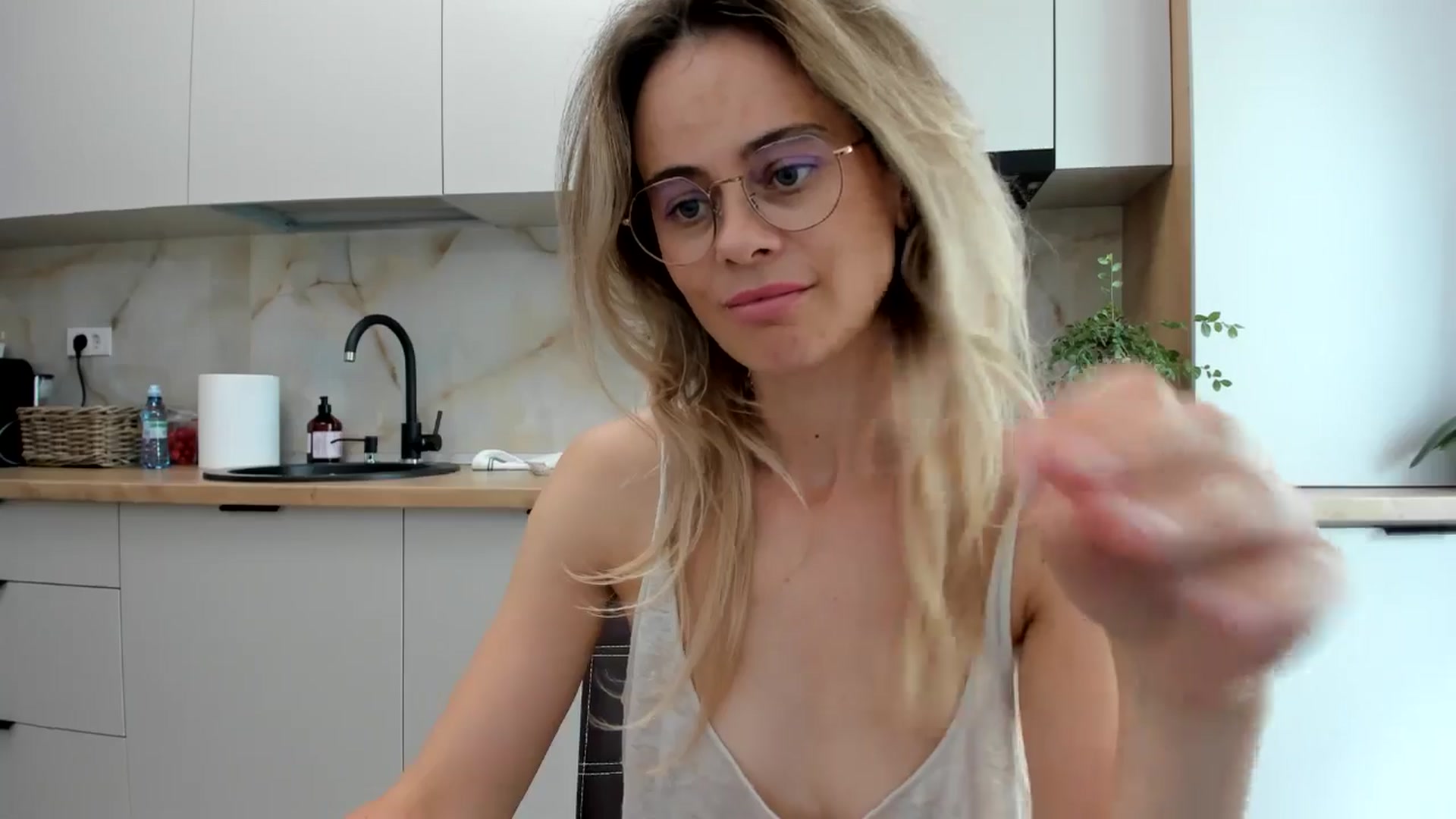 Gallery image thumbnail from DebbyPaige's myfreecams stream on, 09/13/2024, 10:13 image 10 of 20