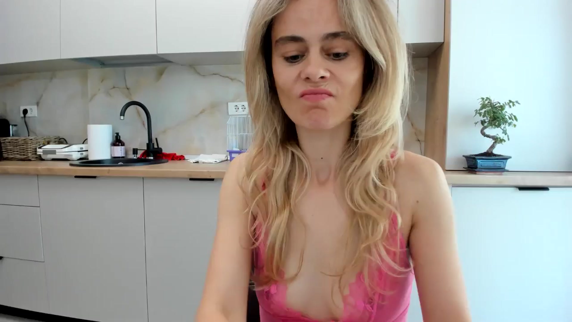 Gallery image thumbnail from DebbyPaige's myfreecams stream on, 10/07/2024, 11:03 image 14 of 20
