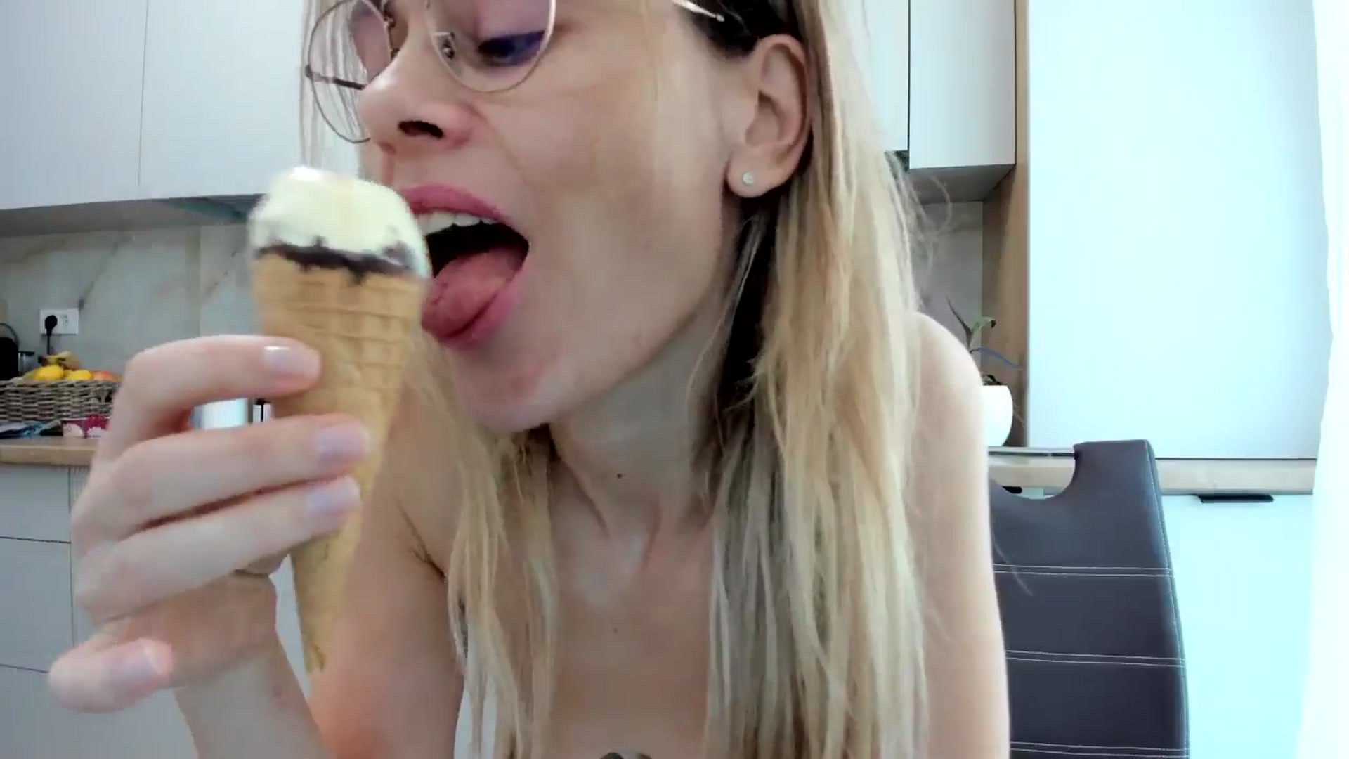 Gallery image thumbnail from DebbyPaige's myfreecams stream on, 10/15/2024, 12:26 image 4 of 20