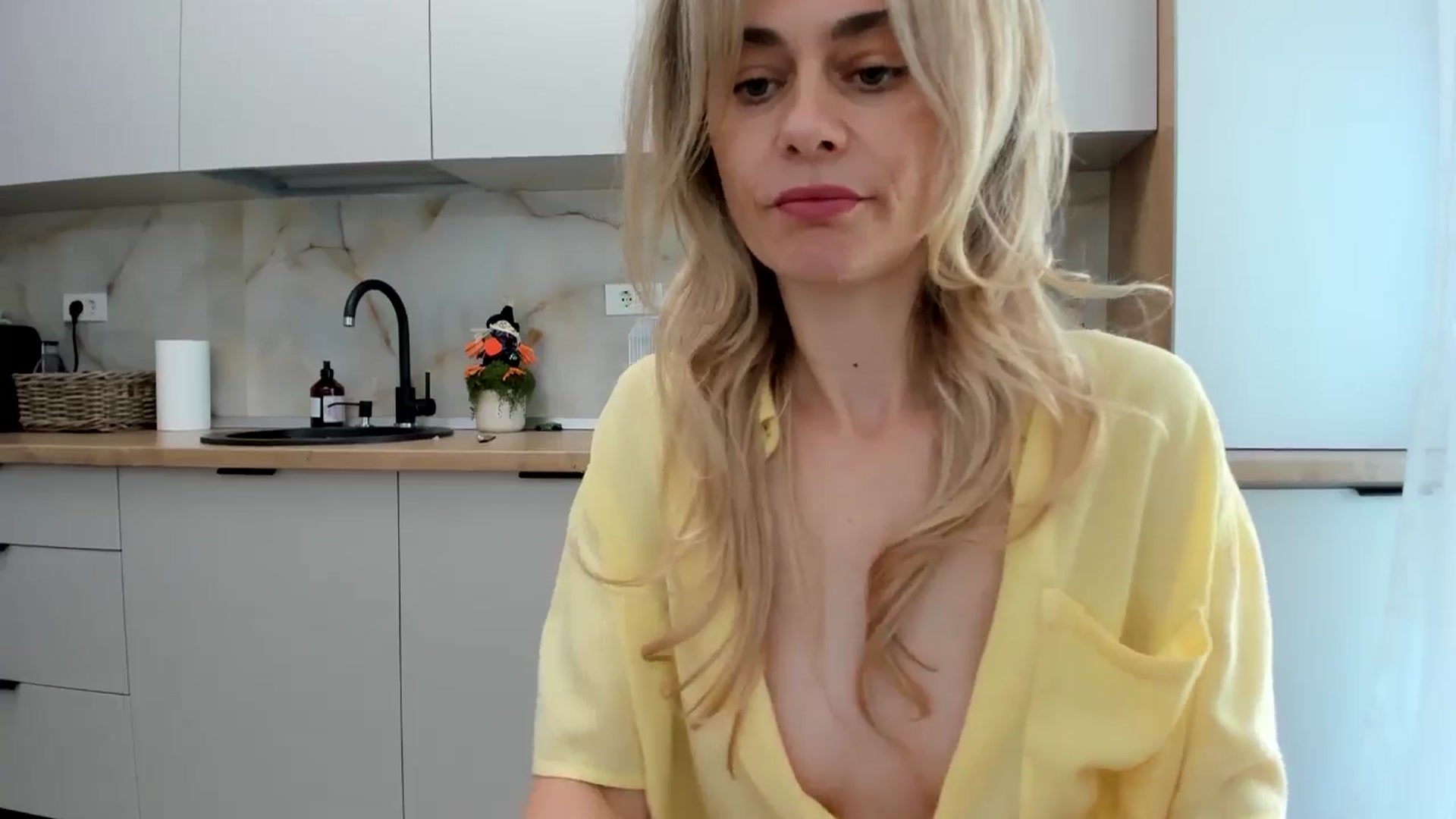 Gallery image thumbnail from DebbyPaige's myfreecams stream on, 10/21/2024, 10:33 image 16 of 20