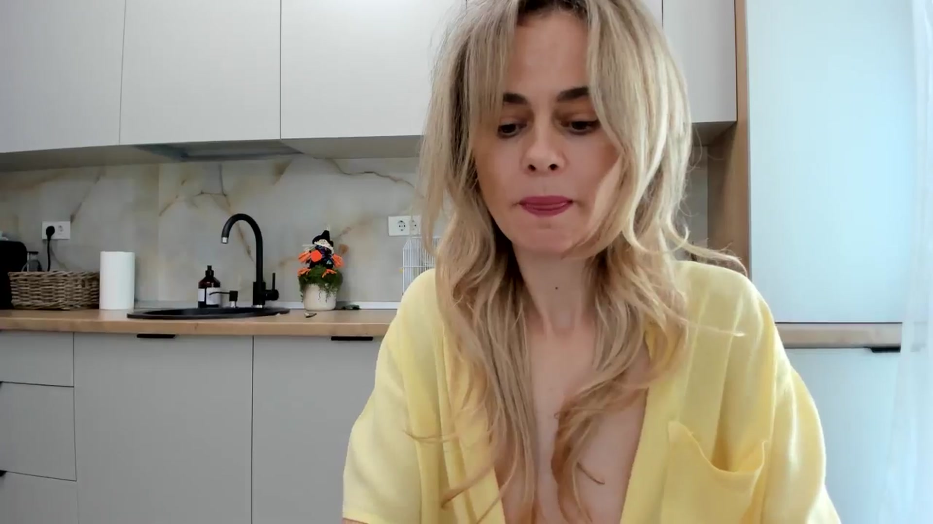 Gallery image thumbnail from DebbyPaige's myfreecams stream on, 10/21/2024, 10:33 image 19 of 20