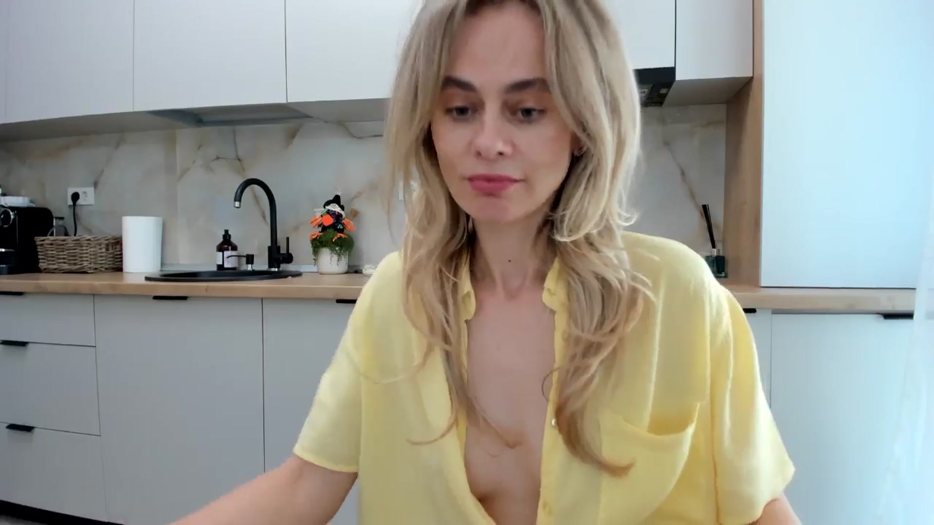 Gallery image thumbnail from DebbyPaige's myfreecams stream on, 10/21/2024, 12:02 image 10 of 20