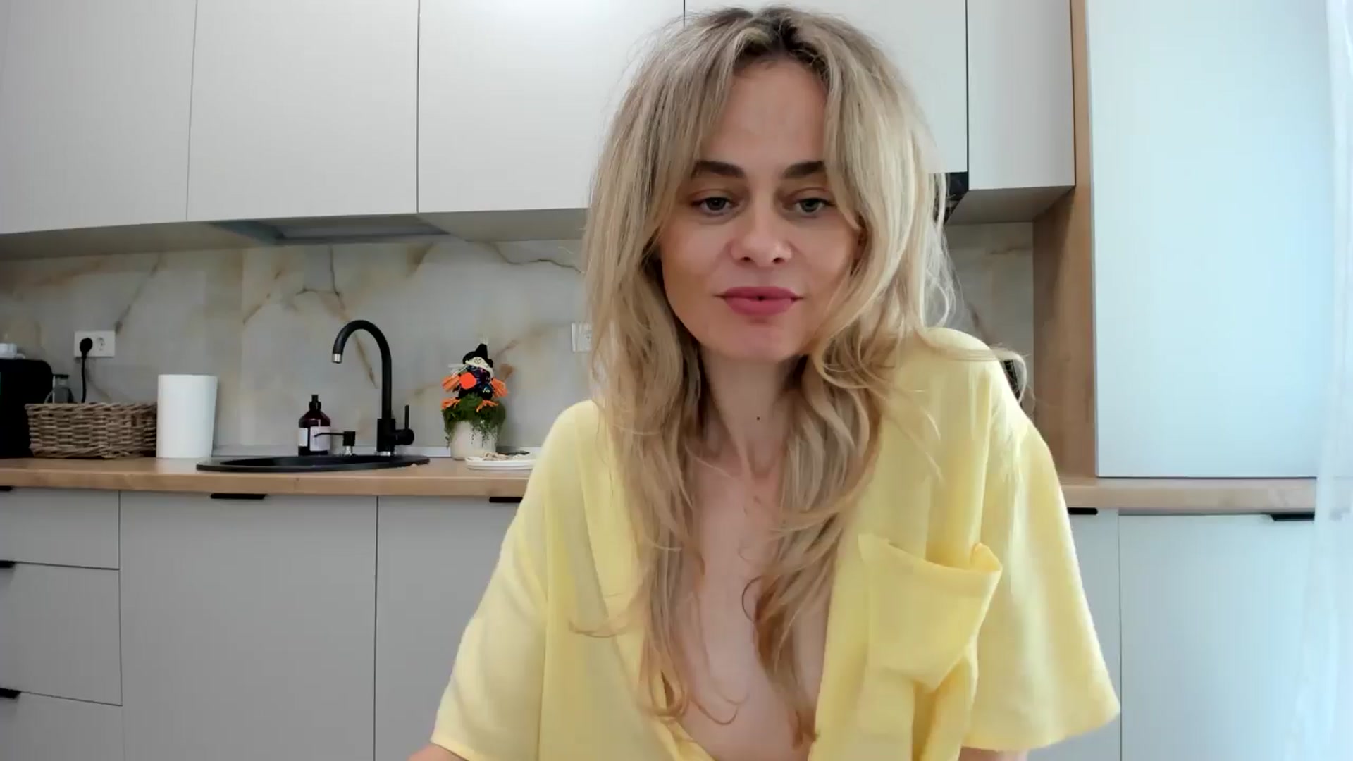 Gallery image thumbnail from DebbyPaige's myfreecams stream on, 10/21/2024, 12:02 image 6 of 20