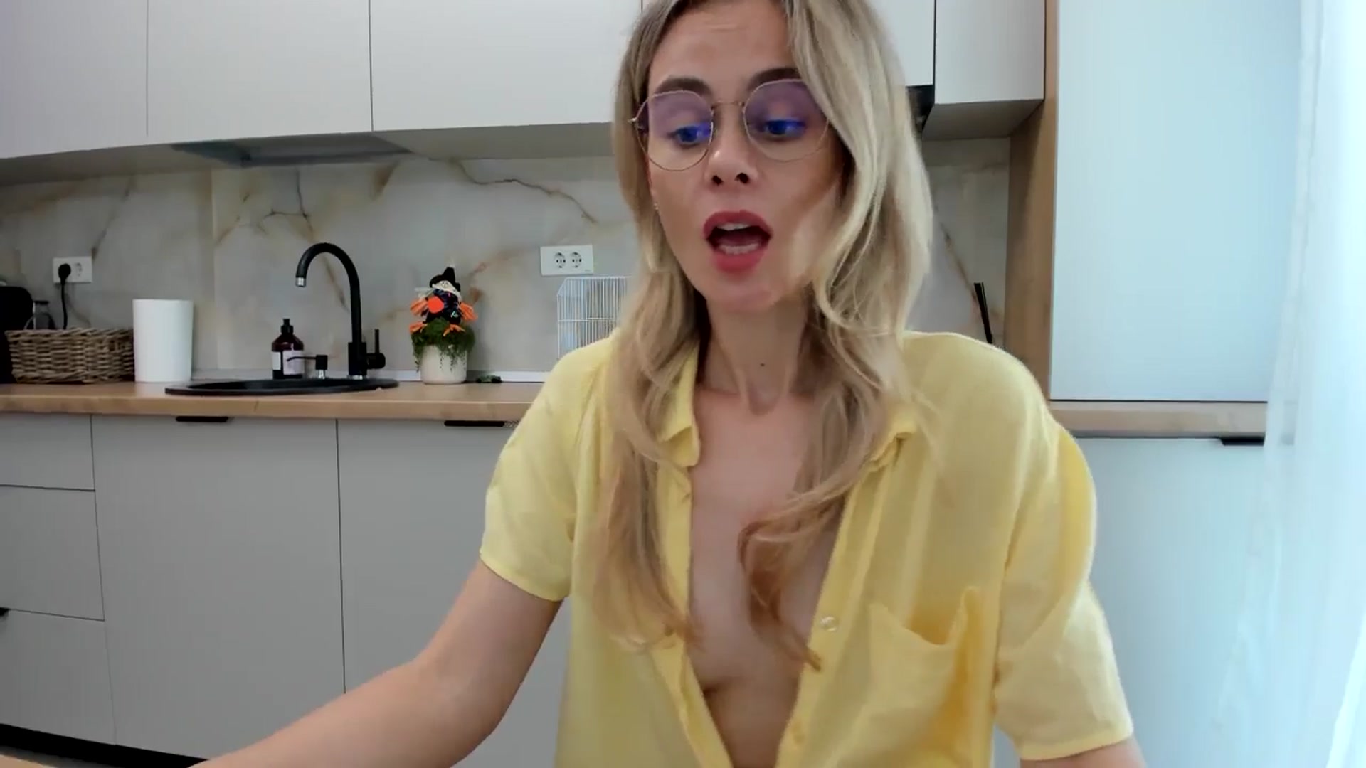 Gallery image thumbnail from DebbyPaige's myfreecams stream on, 10/21/2024, 12:37 image 16 of 20