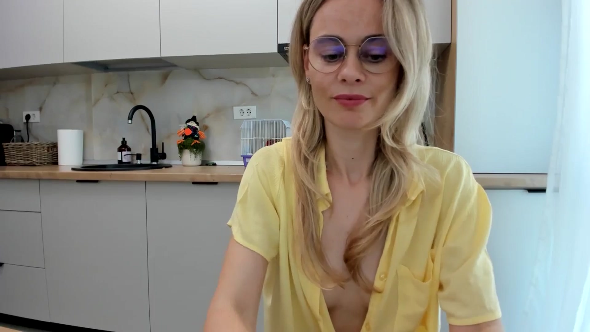 Gallery image thumbnail from DebbyPaige's myfreecams stream on, 10/21/2024, 12:37 image 12 of 20