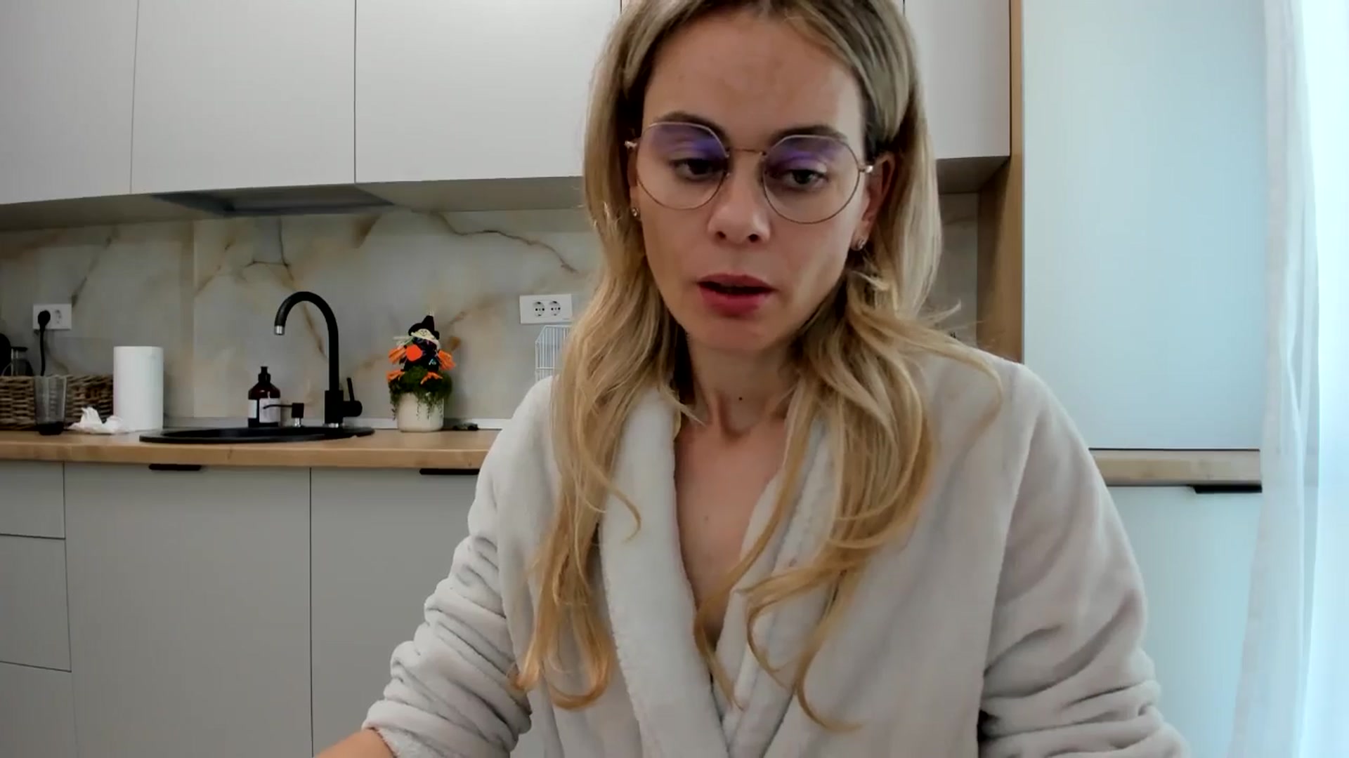 Gallery image thumbnail from DebbyPaige's myfreecams stream on, 10/21/2024, 13:32 image 10 of 20
