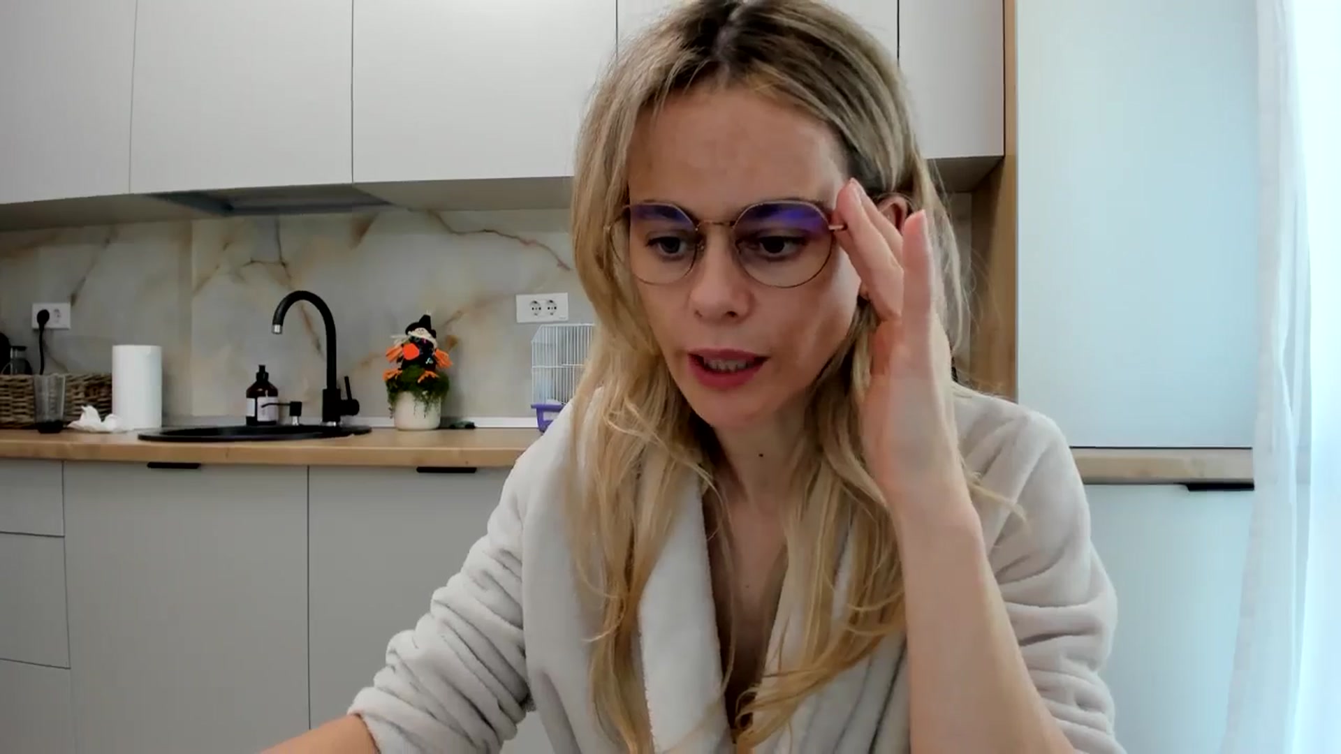 Gallery image thumbnail from DebbyPaige's myfreecams stream on, 10/21/2024, 13:32 image 7 of 20