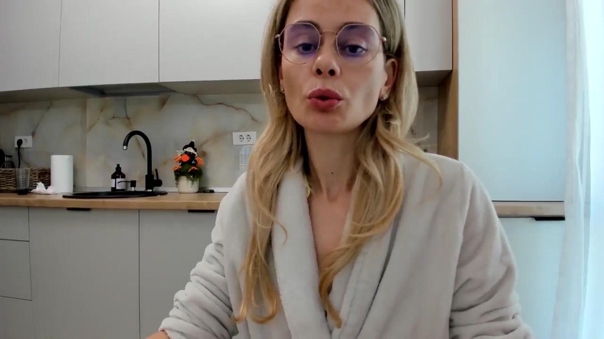 Gallery image thumbnail from DebbyPaige's myfreecams stream on, 10/21/2024, 13:32 image 9 of 20