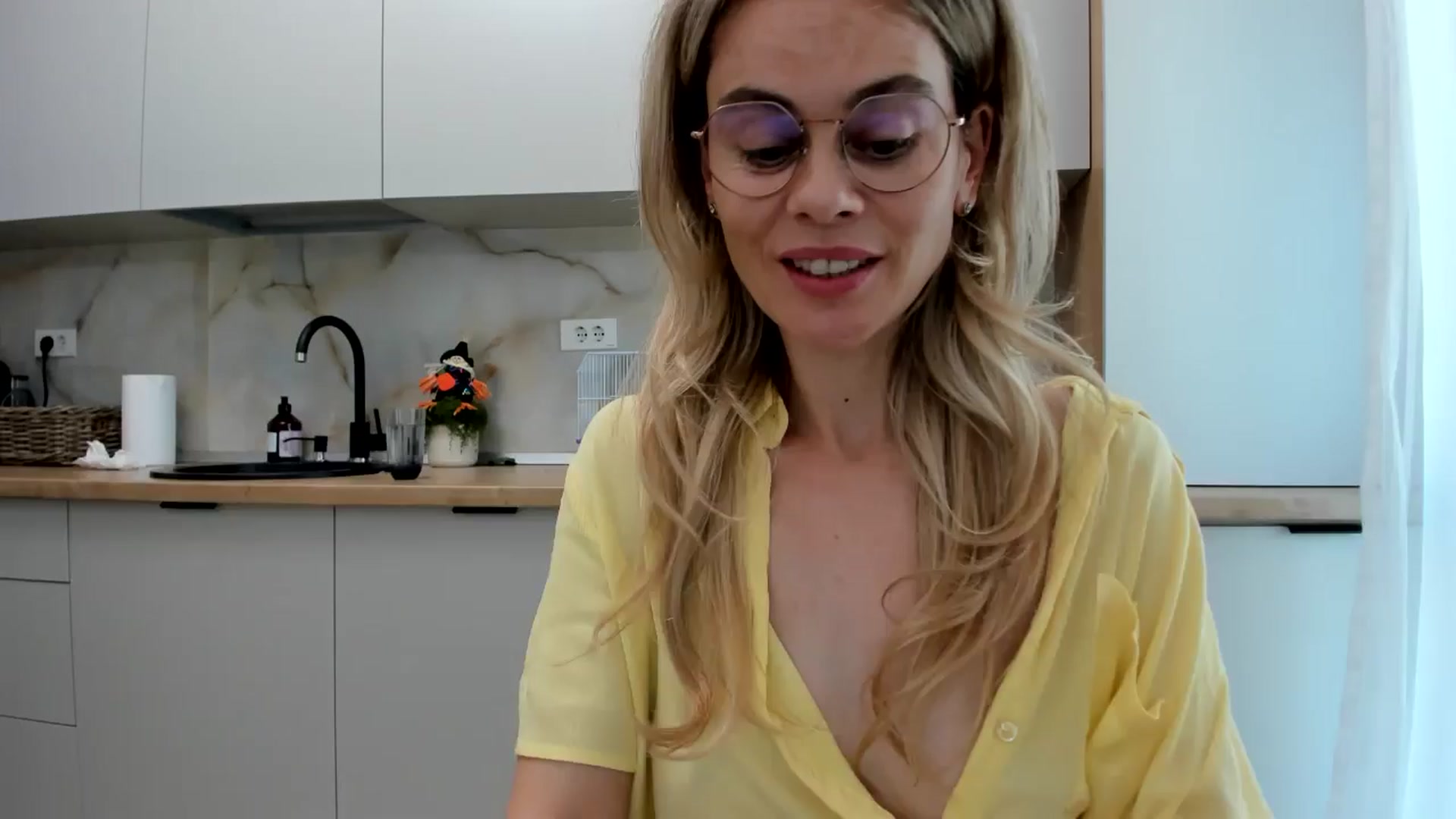 Gallery image thumbnail from DebbyPaige's myfreecams stream on, 10/21/2024, 13:32 image 12 of 20