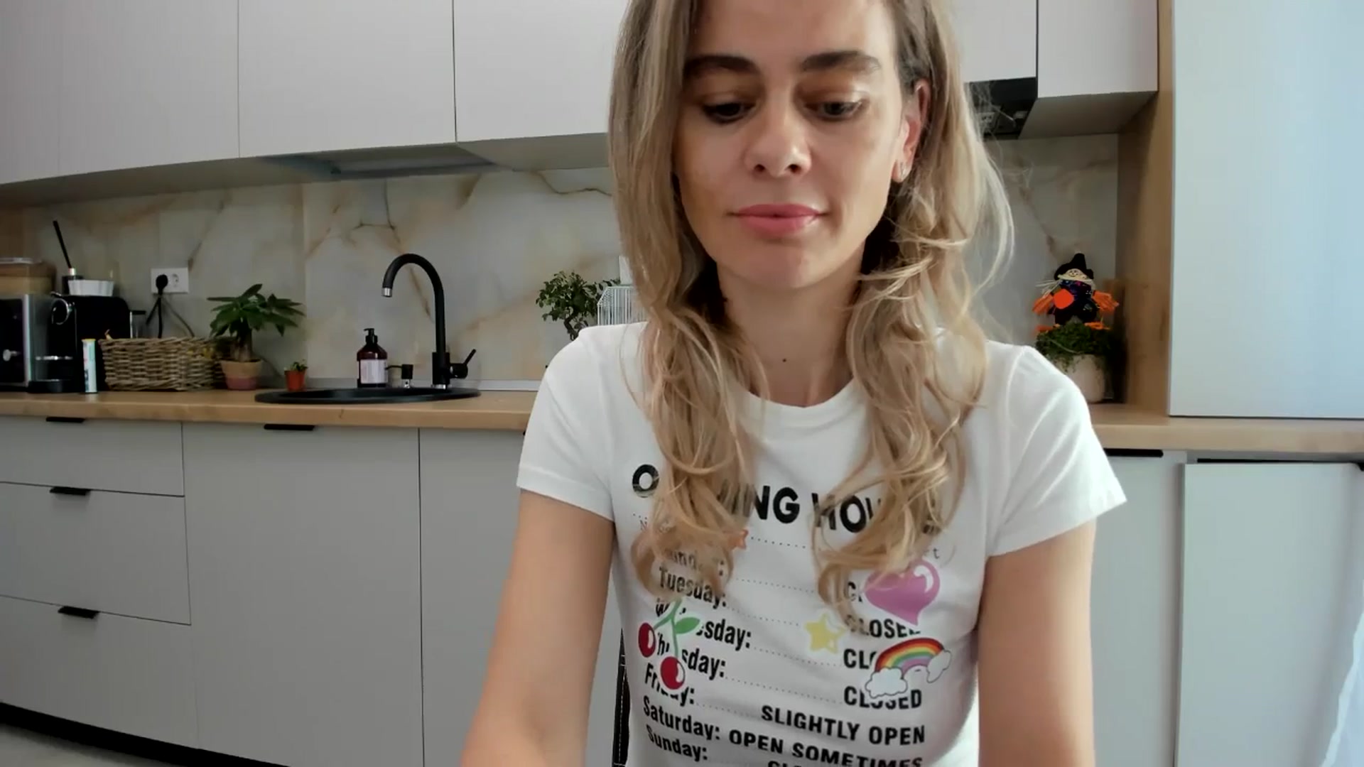 Gallery image thumbnail from DebbyPaige's myfreecams stream on, 10/27/2024, 10:39 image 8 of 20