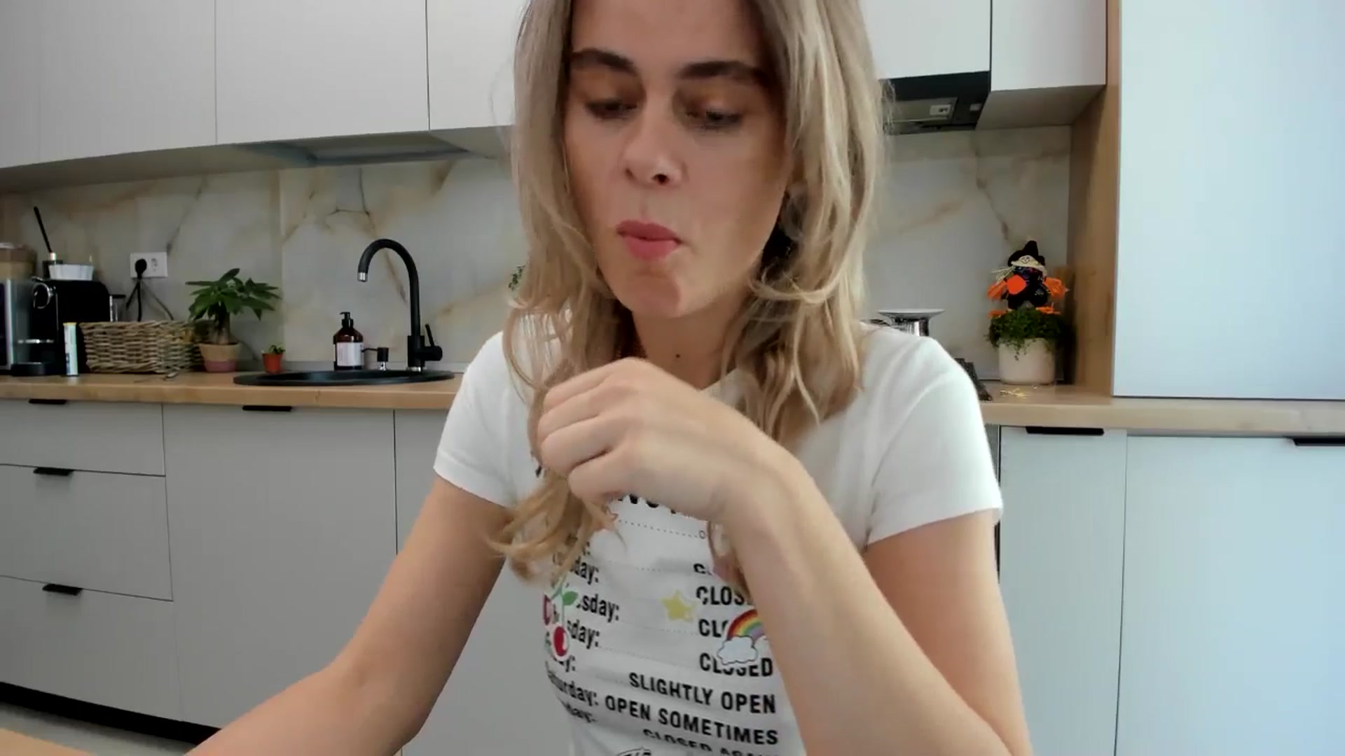 Gallery image thumbnail from DebbyPaige's myfreecams stream on, 10/27/2024, 11:22 image 15 of 20