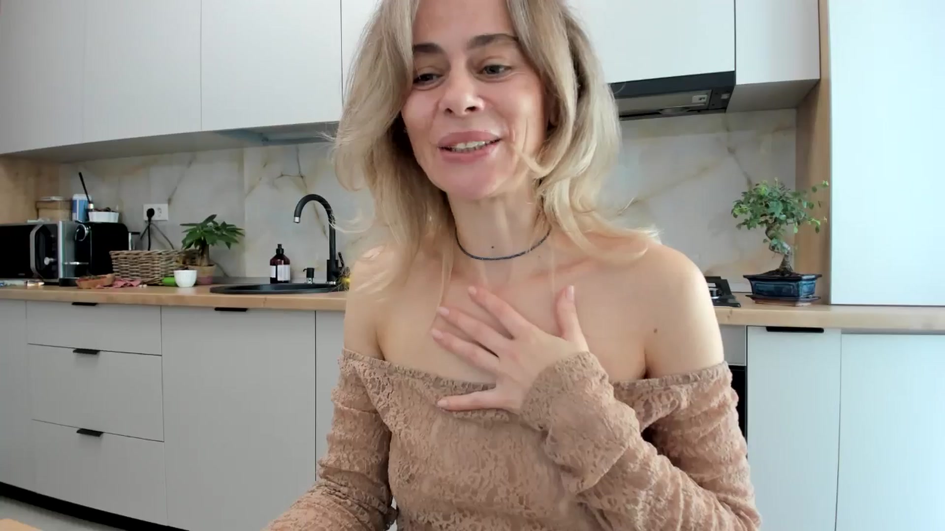 Gallery image thumbnail from DebbyPaige's myfreecams stream on, 10/29/2024, 12:02 image 8 of 20