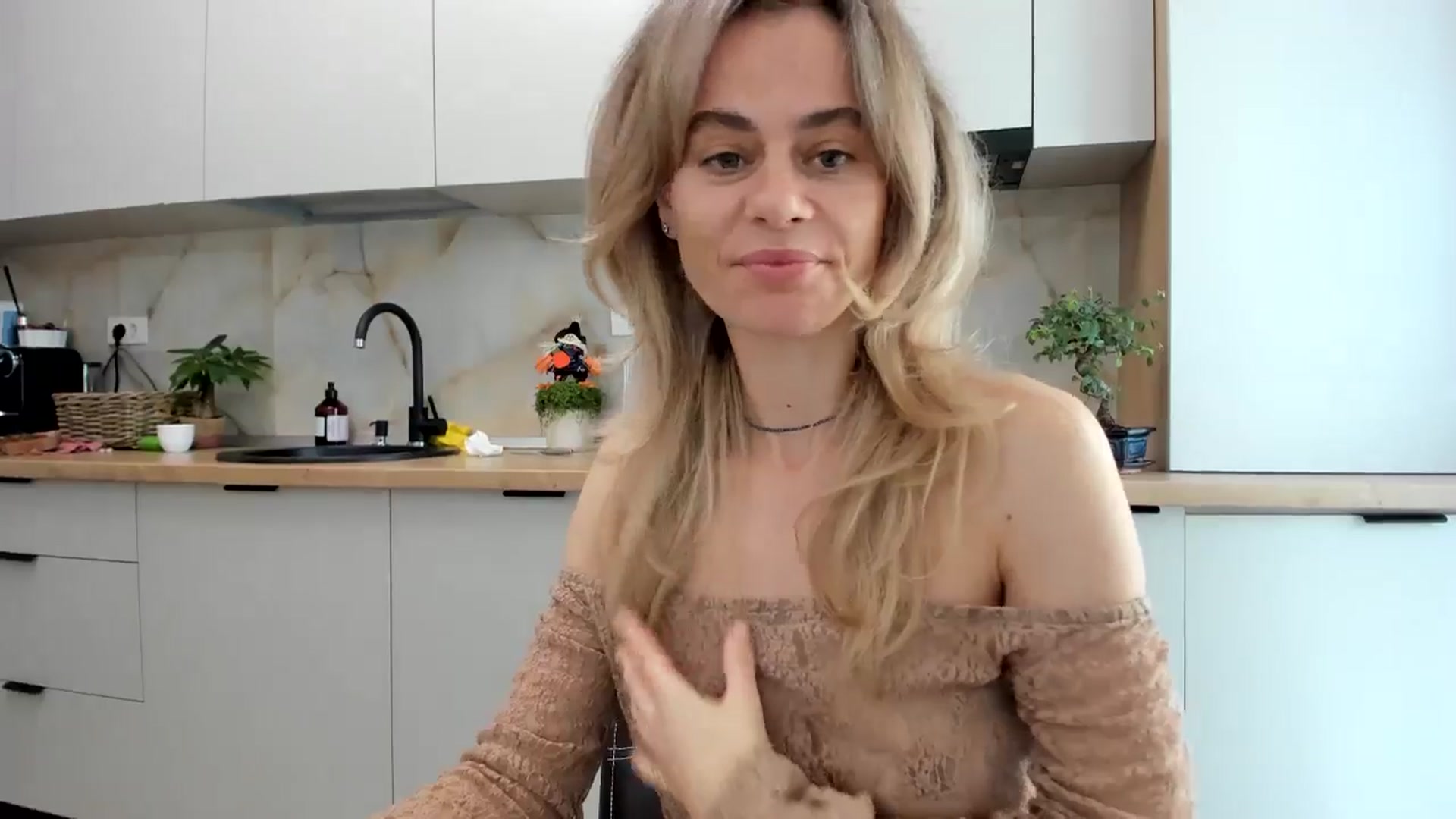 Gallery image thumbnail from DebbyPaige's myfreecams stream on, 10/29/2024, 12:02 image 9 of 20
