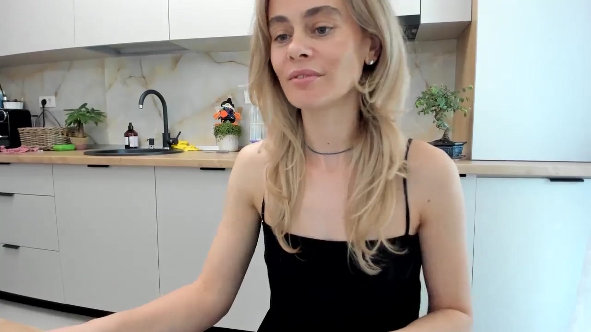 Gallery image thumbnail from DebbyPaige's myfreecams stream on, 10/29/2024, 13:52 image 16 of 20