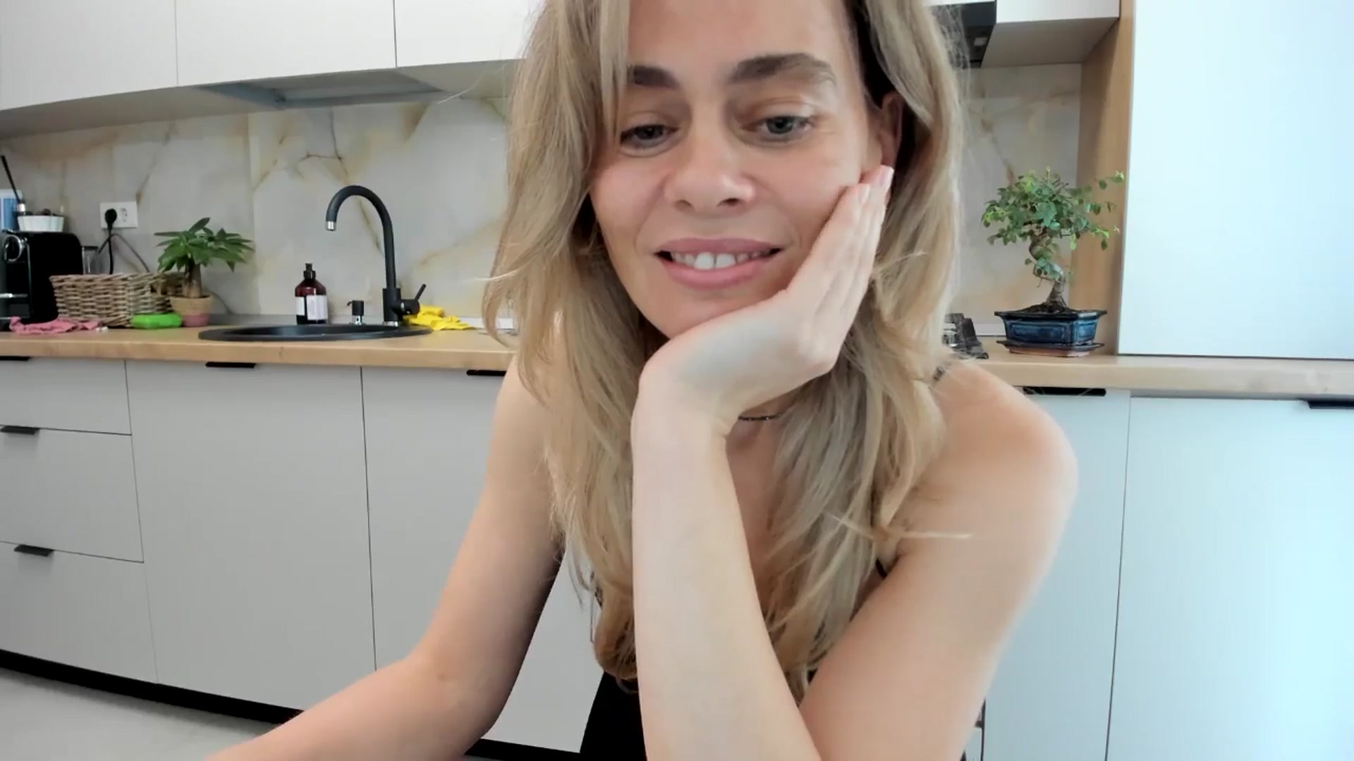 Gallery image thumbnail from DebbyPaige's myfreecams stream on, 10/29/2024, 13:52 image 11 of 20