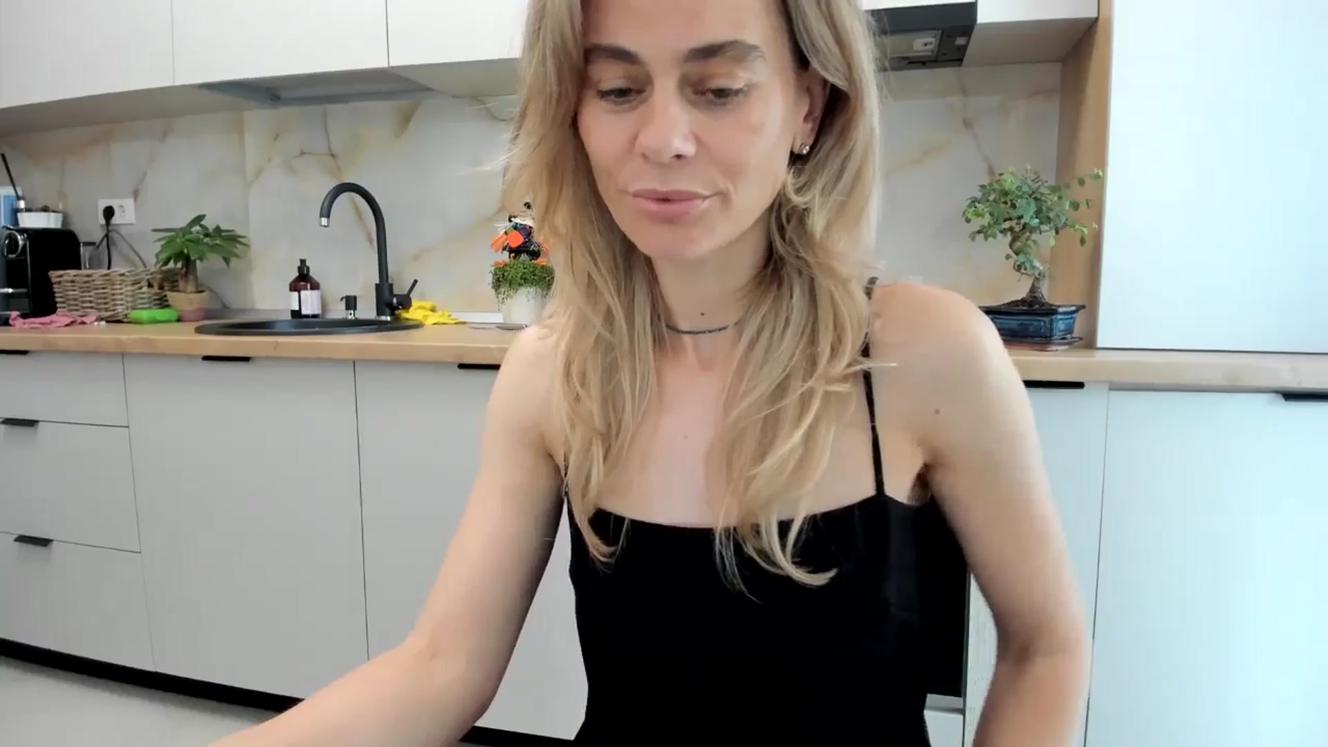Gallery image thumbnail from DebbyPaige's myfreecams stream on, 10/29/2024, 13:52 image 12 of 20