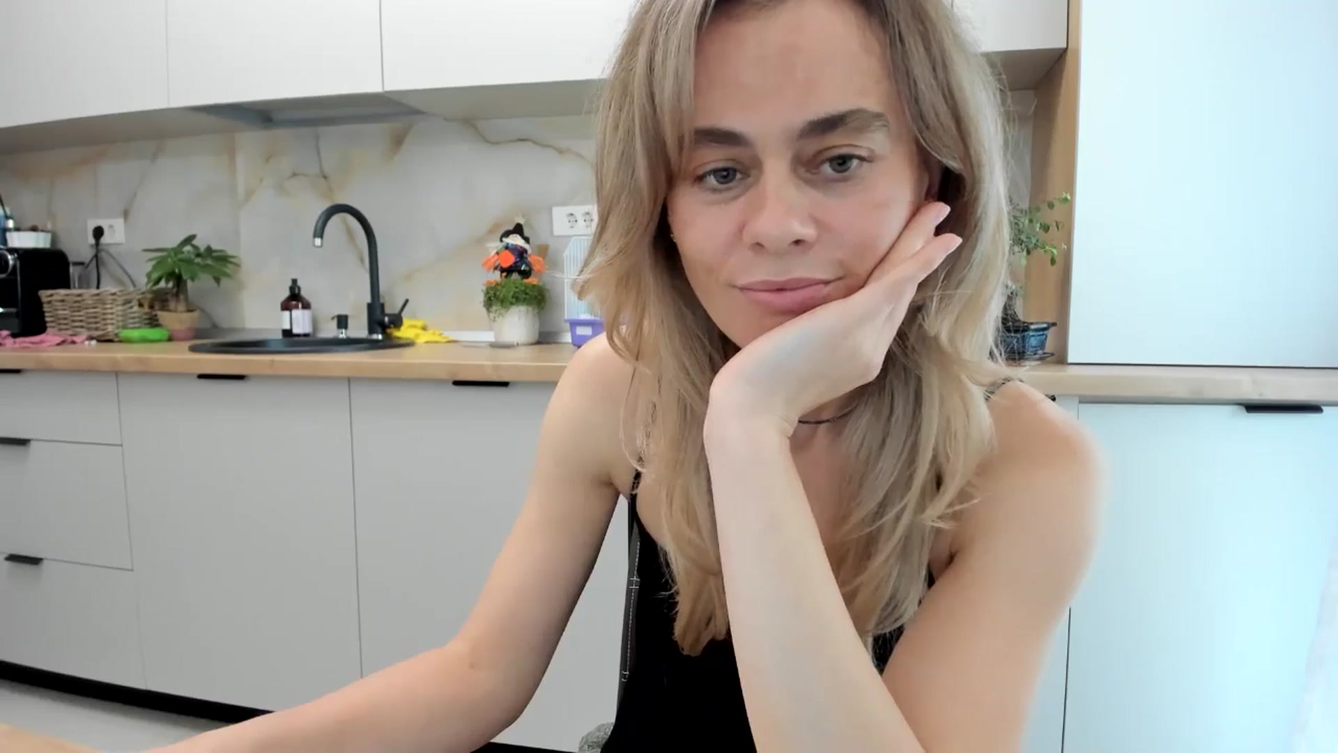 Gallery image thumbnail from DebbyPaige's myfreecams stream on, 10/29/2024, 13:52 image 15 of 20