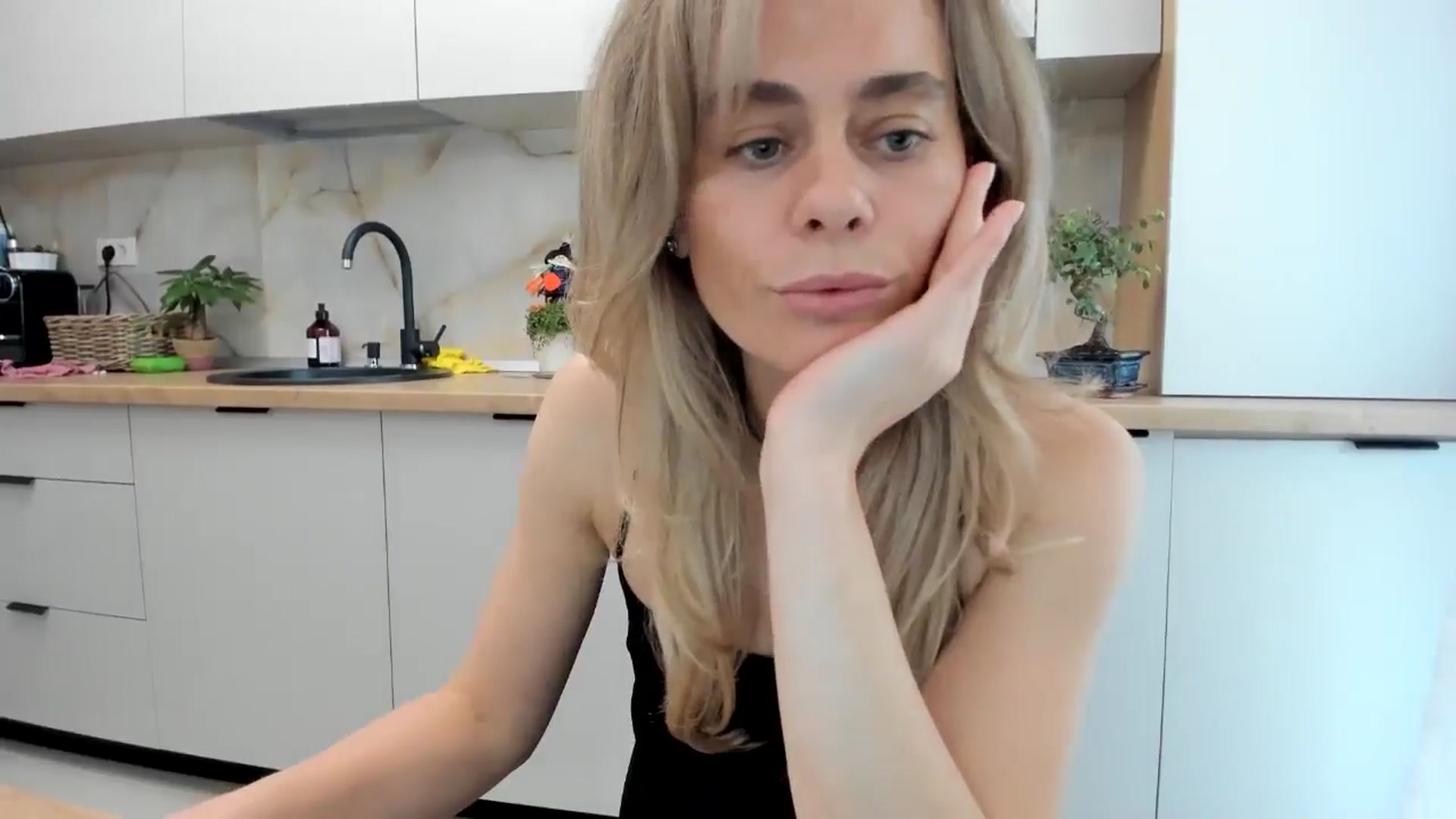 Gallery image thumbnail from DebbyPaige's myfreecams stream on, 10/29/2024, 13:52 image 17 of 20