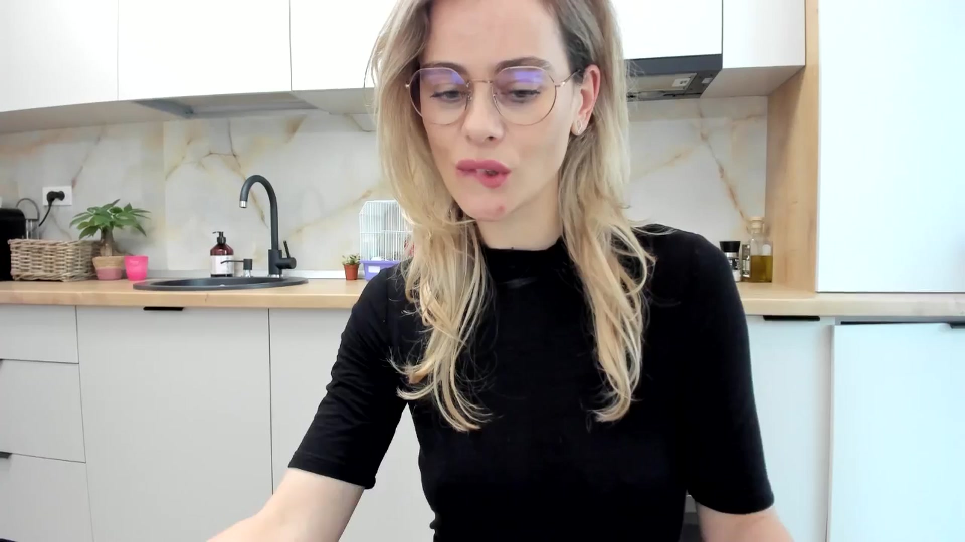 Gallery image thumbnail from DebbyPaige's myfreecams stream on, 11/06/2024, 15:14 image 15 of 20