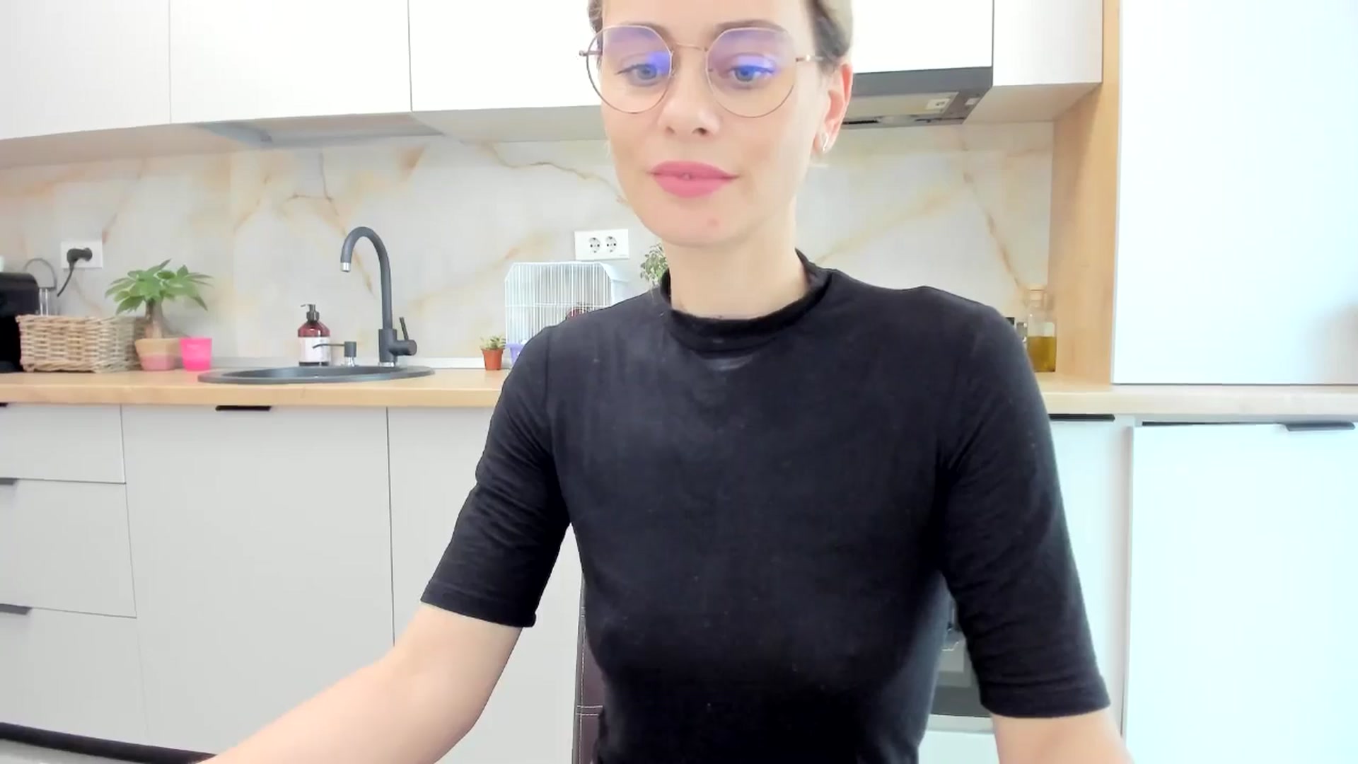 Gallery image thumbnail from DebbyPaige's myfreecams stream on, 11/06/2024, 15:14 image 9 of 20