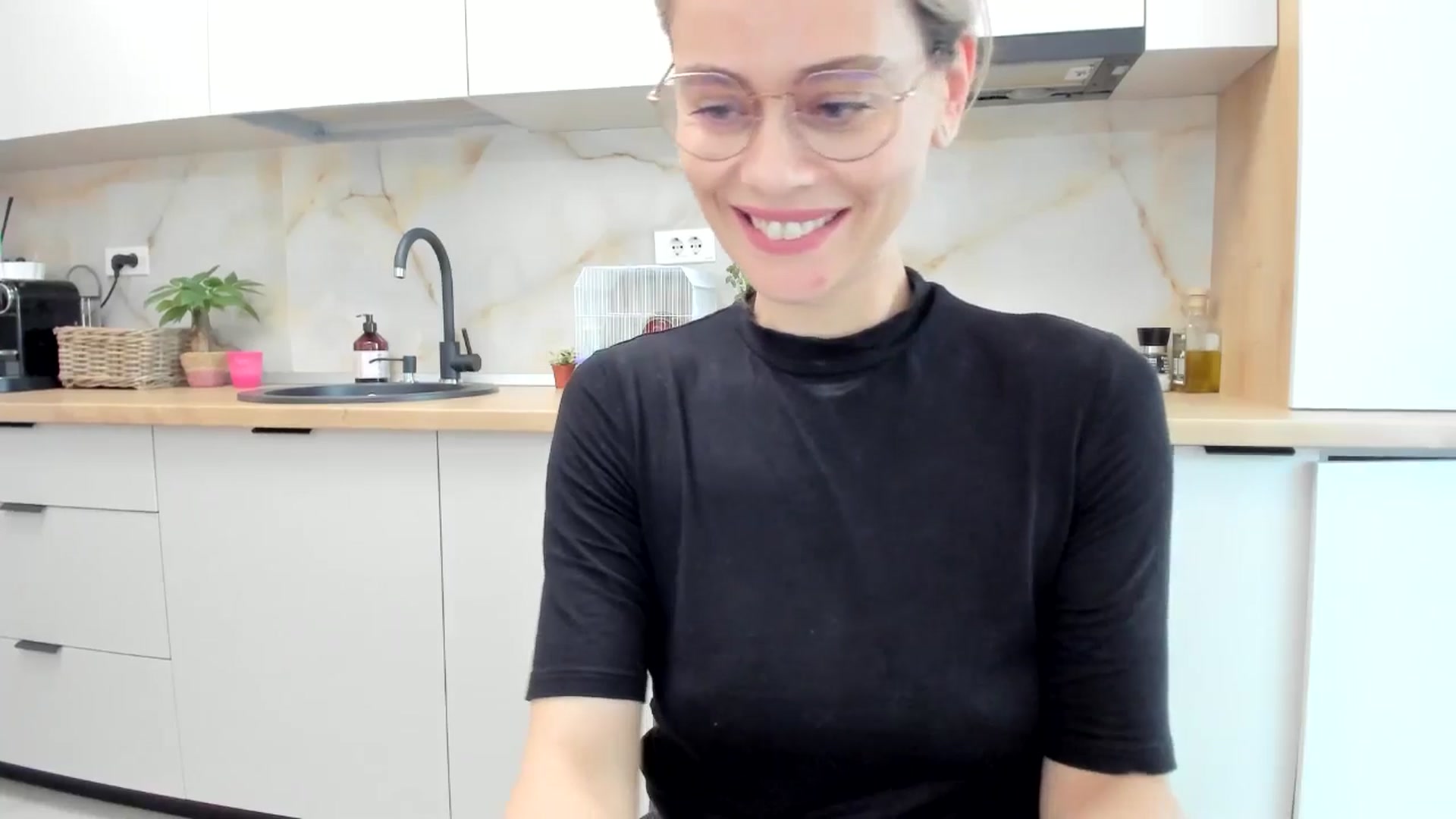 Gallery image thumbnail from DebbyPaige's myfreecams stream on, 11/06/2024, 15:14 image 13 of 20