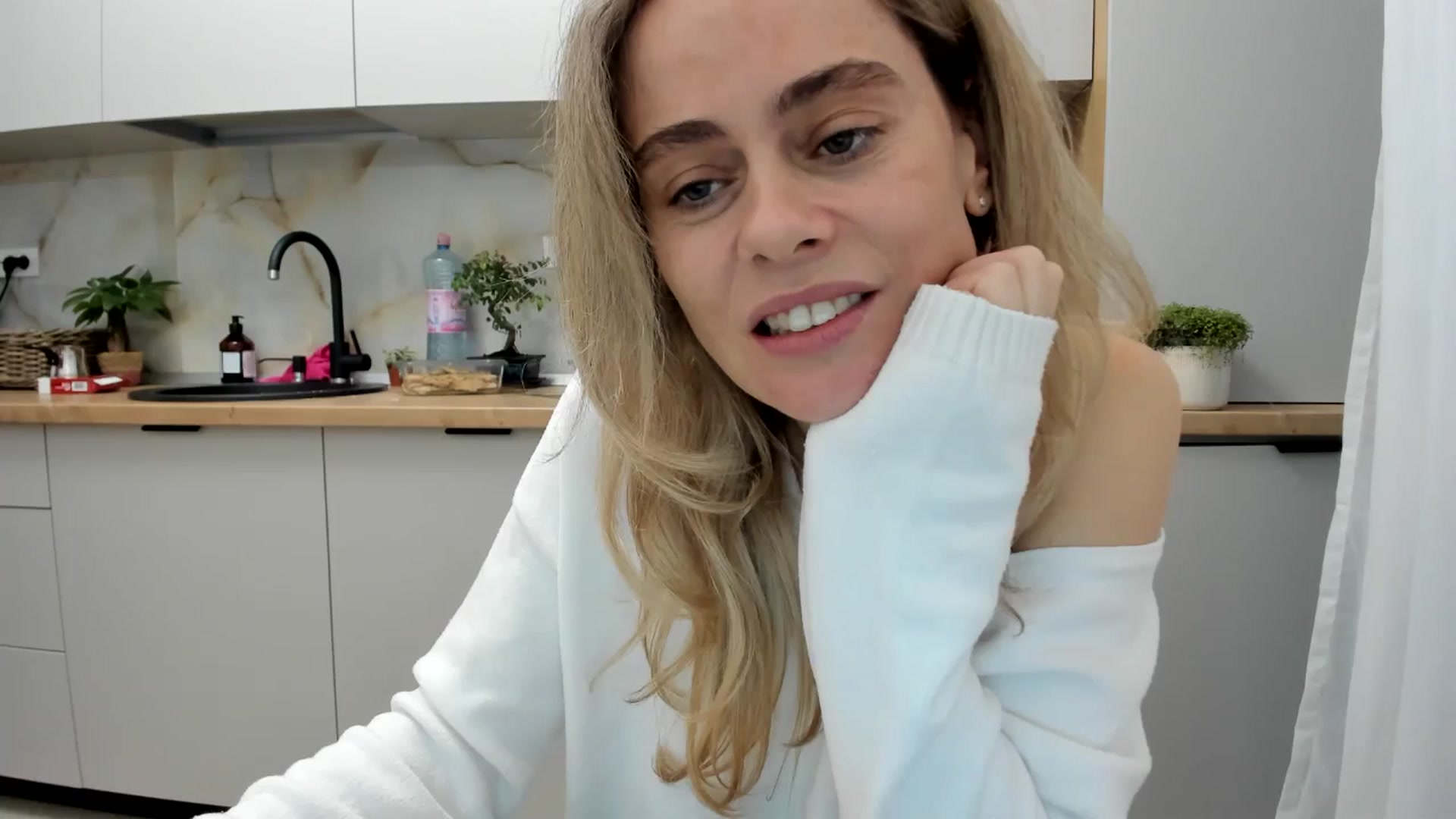 Gallery image thumbnail from DebbyPaige's myfreecams stream on, 11/08/2024, 15:43 image 16 of 20