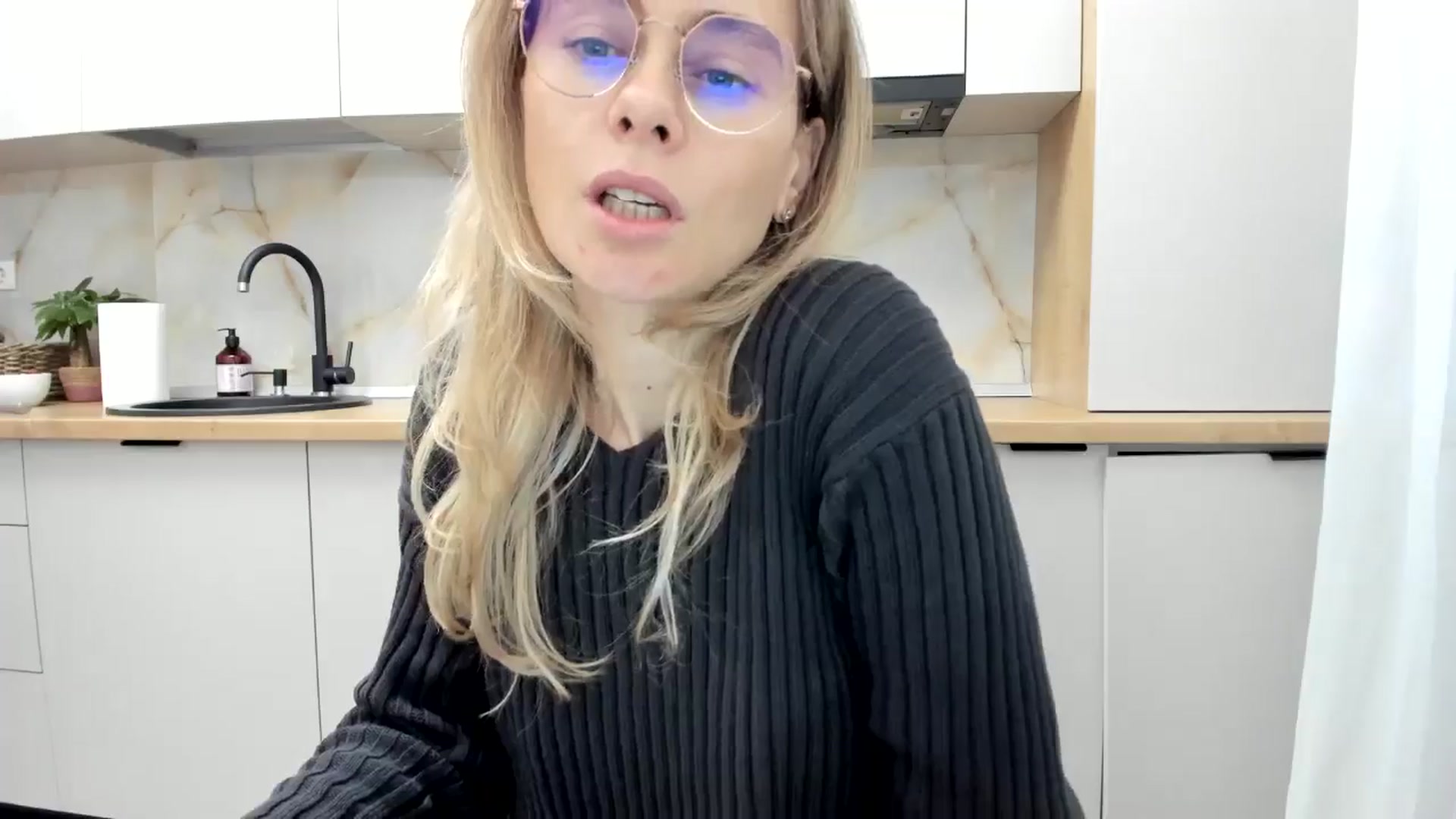 Gallery image thumbnail from DebbyPaige's myfreecams stream on, 11/12/2024, 15:42 image 11 of 20