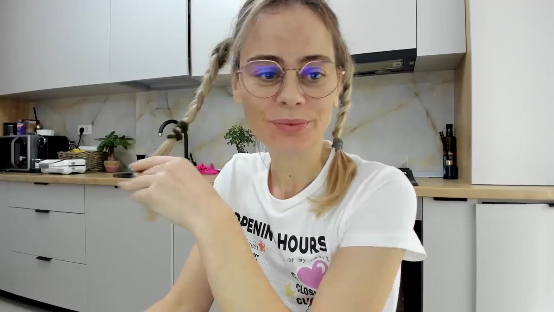Gallery image thumbnail from DebbyPaige's myfreecams stream on, 11/13/2024, 12:09 image 17 of 20