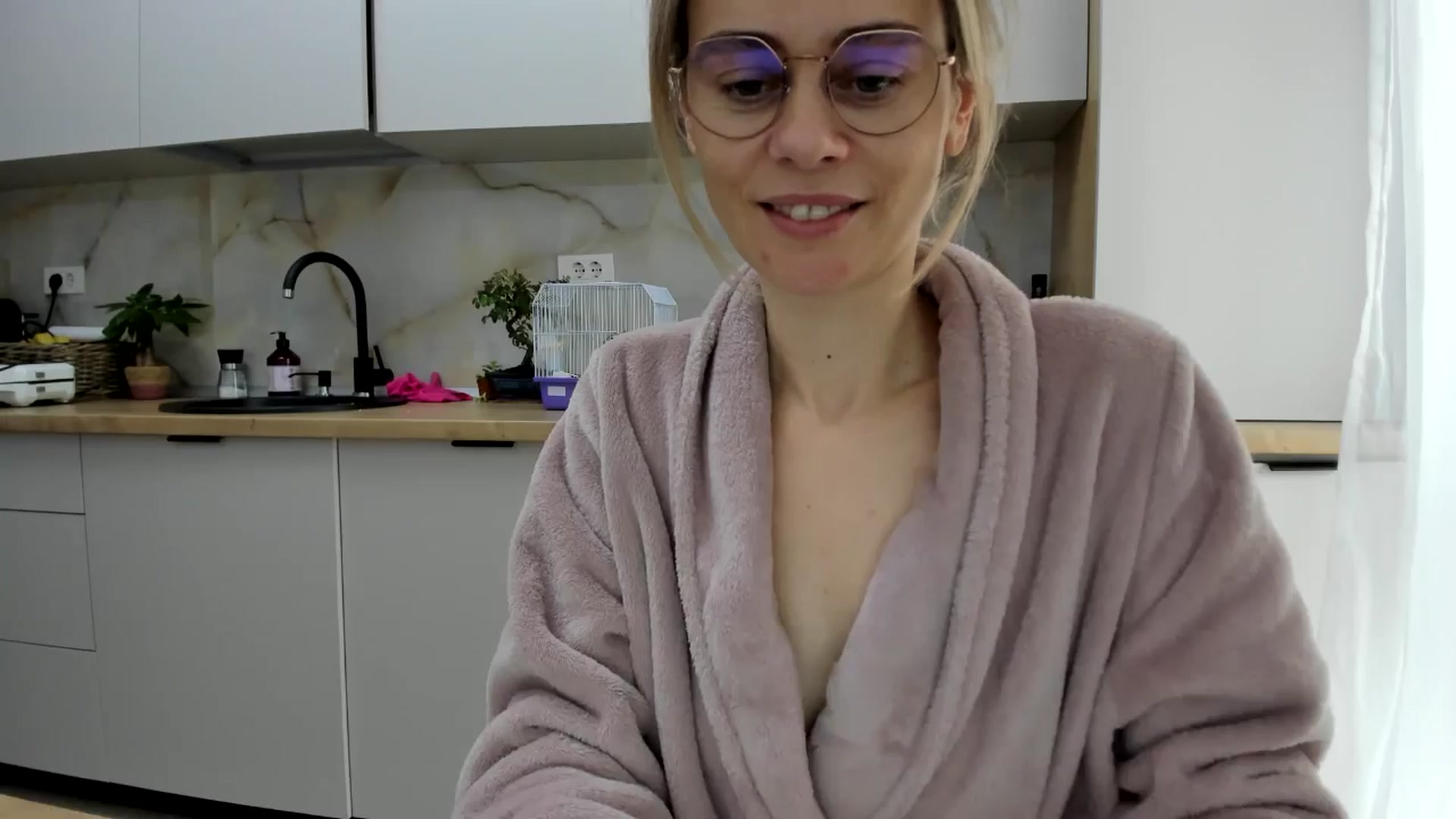 Gallery image thumbnail from DebbyPaige's myfreecams stream on, 11/13/2024, 12:09 image 10 of 20