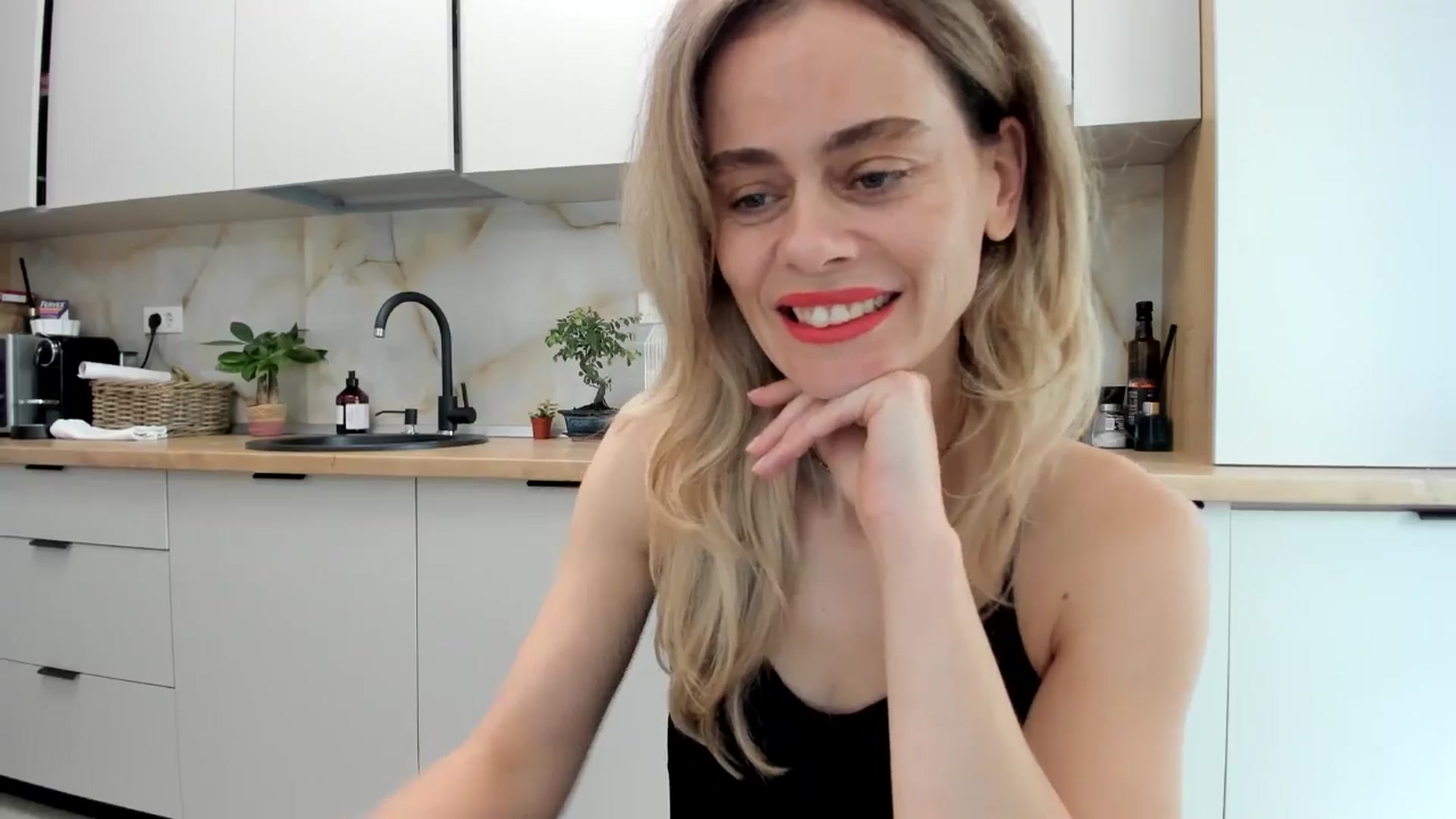 Gallery image thumbnail from DebbyPaige's myfreecams stream on, 11/14/2024, 09:45 image 18 of 20