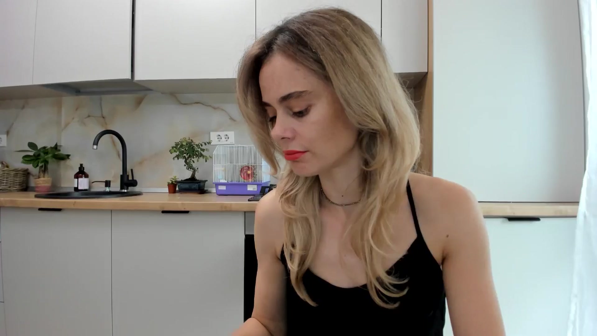 Gallery image thumbnail from DebbyPaige's myfreecams stream on, 11/14/2024, 09:45 image 8 of 20